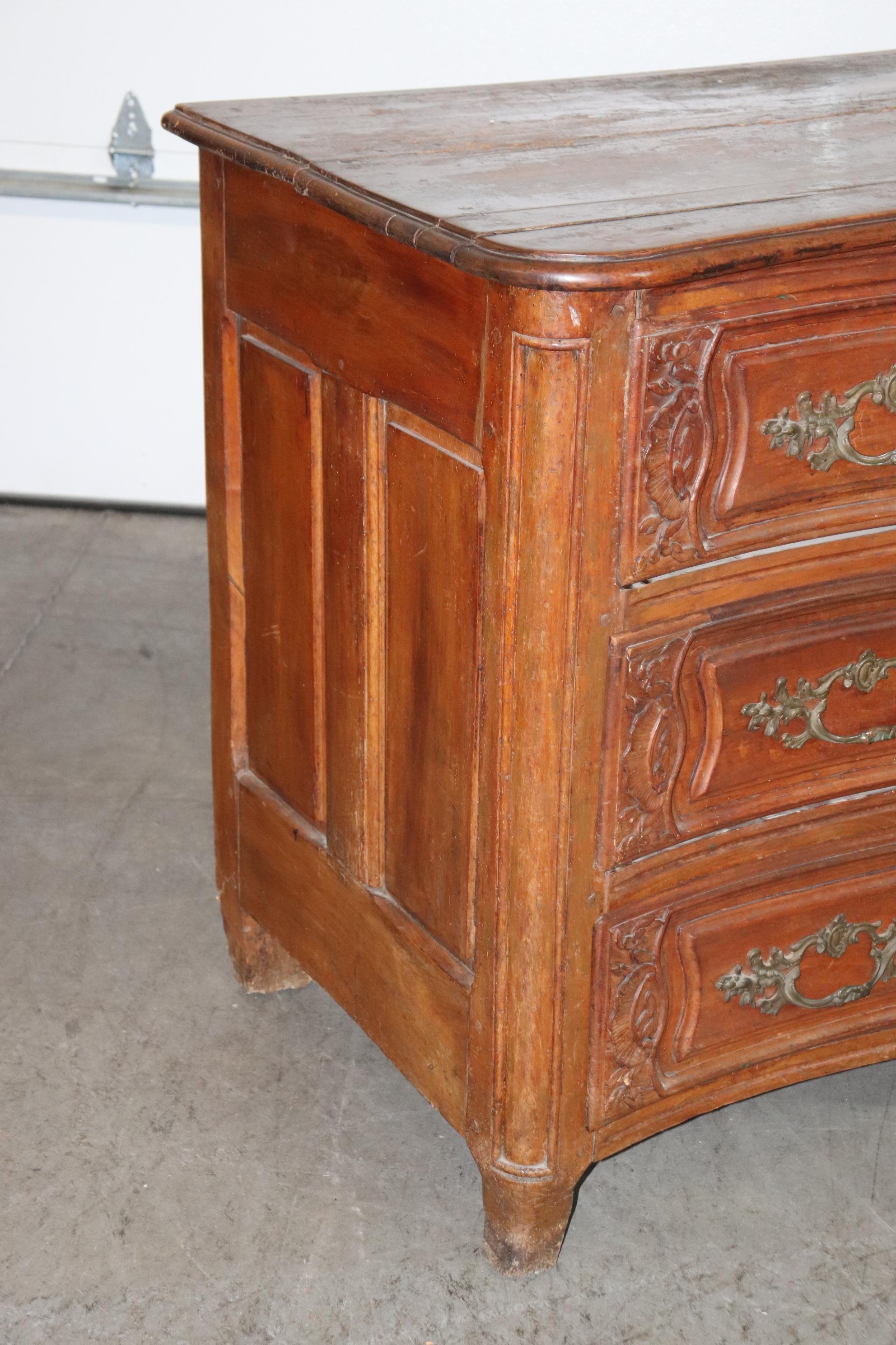 Commode francese di campagna in noce della fine del XVIII secolo con ferramenta in bronzo in vendita 4