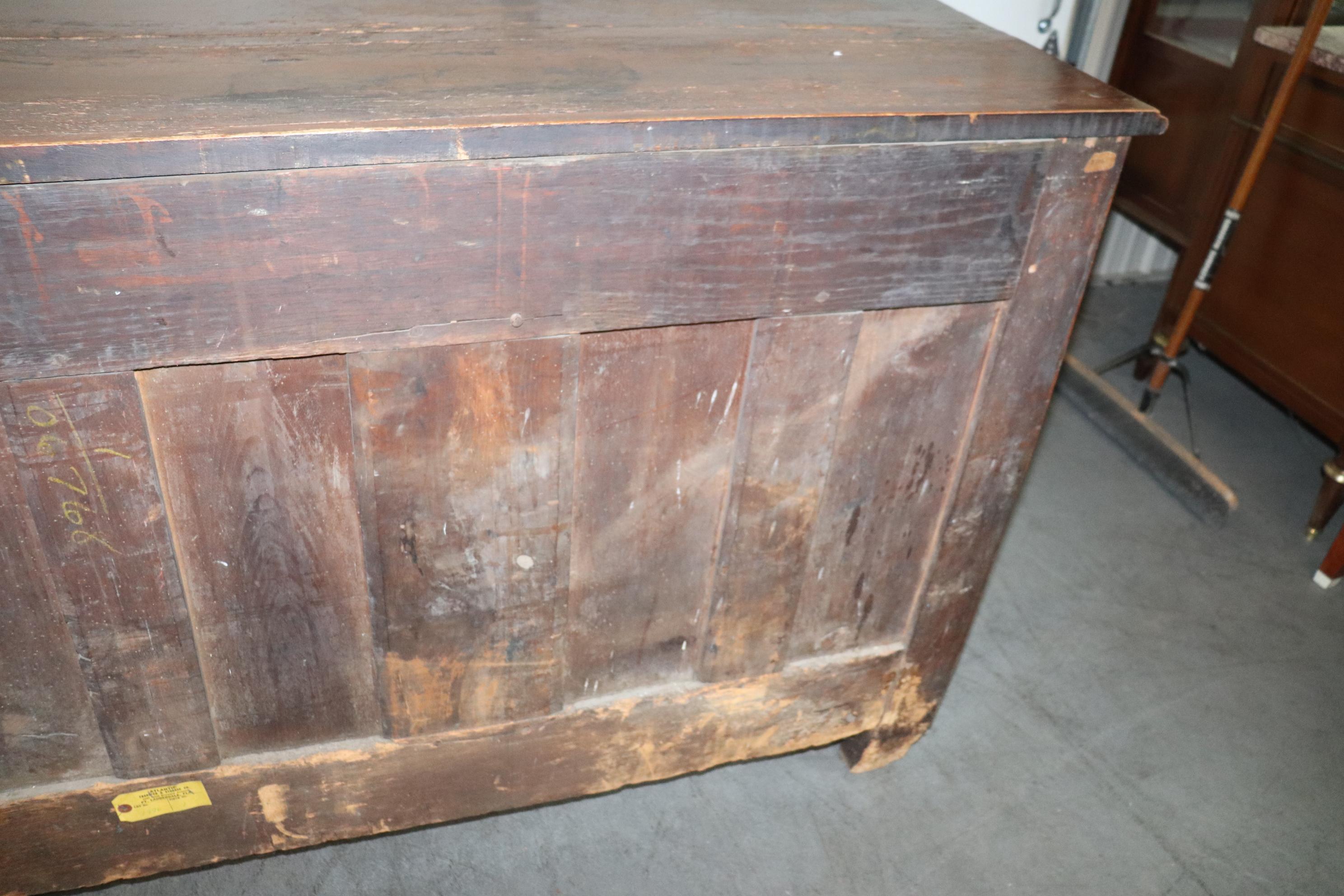 Commode francese di campagna in noce della fine del XVIII secolo con ferramenta in bronzo in vendita 9
