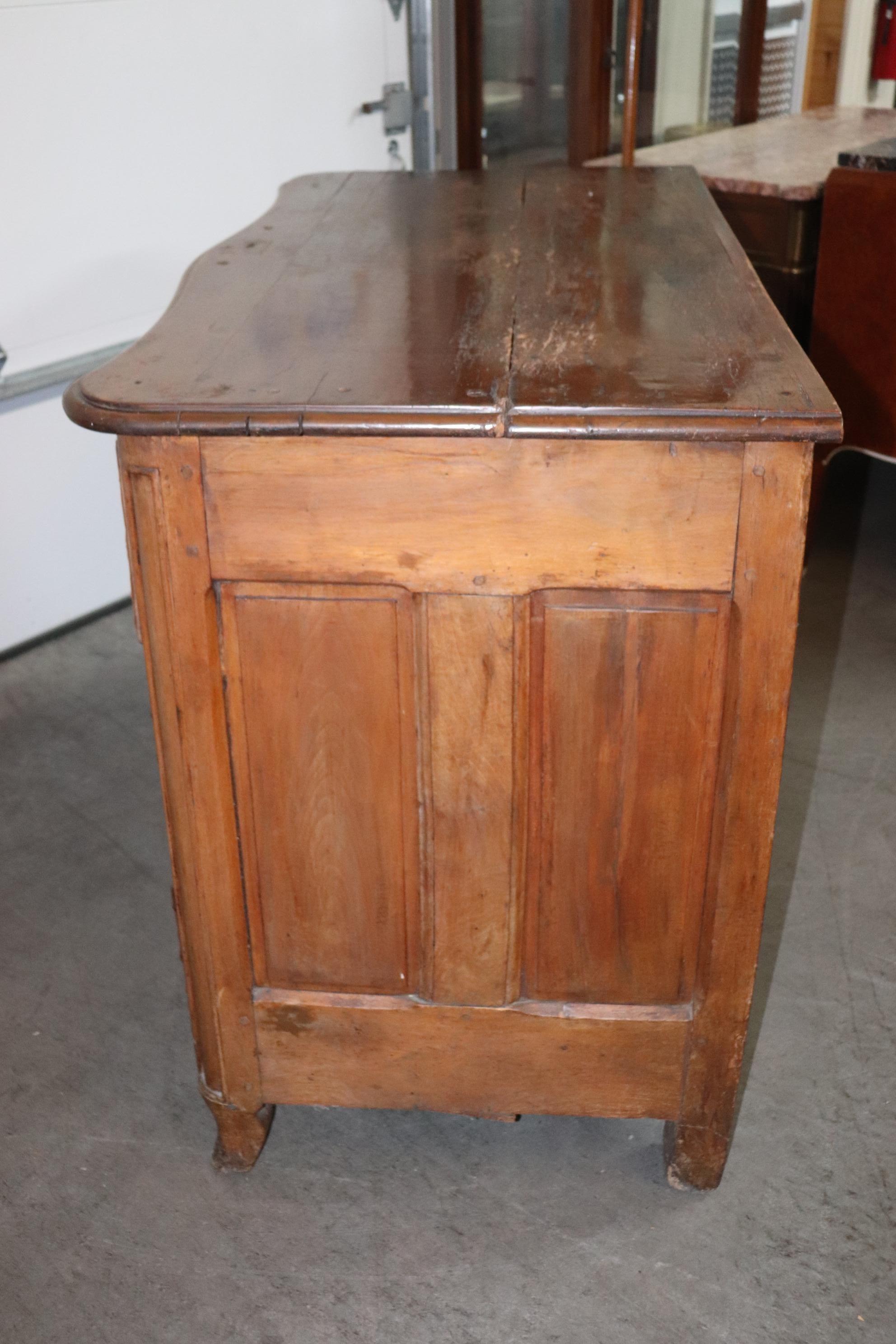 Commode francese di campagna in noce della fine del XVIII secolo con ferramenta in bronzo in vendita 11
