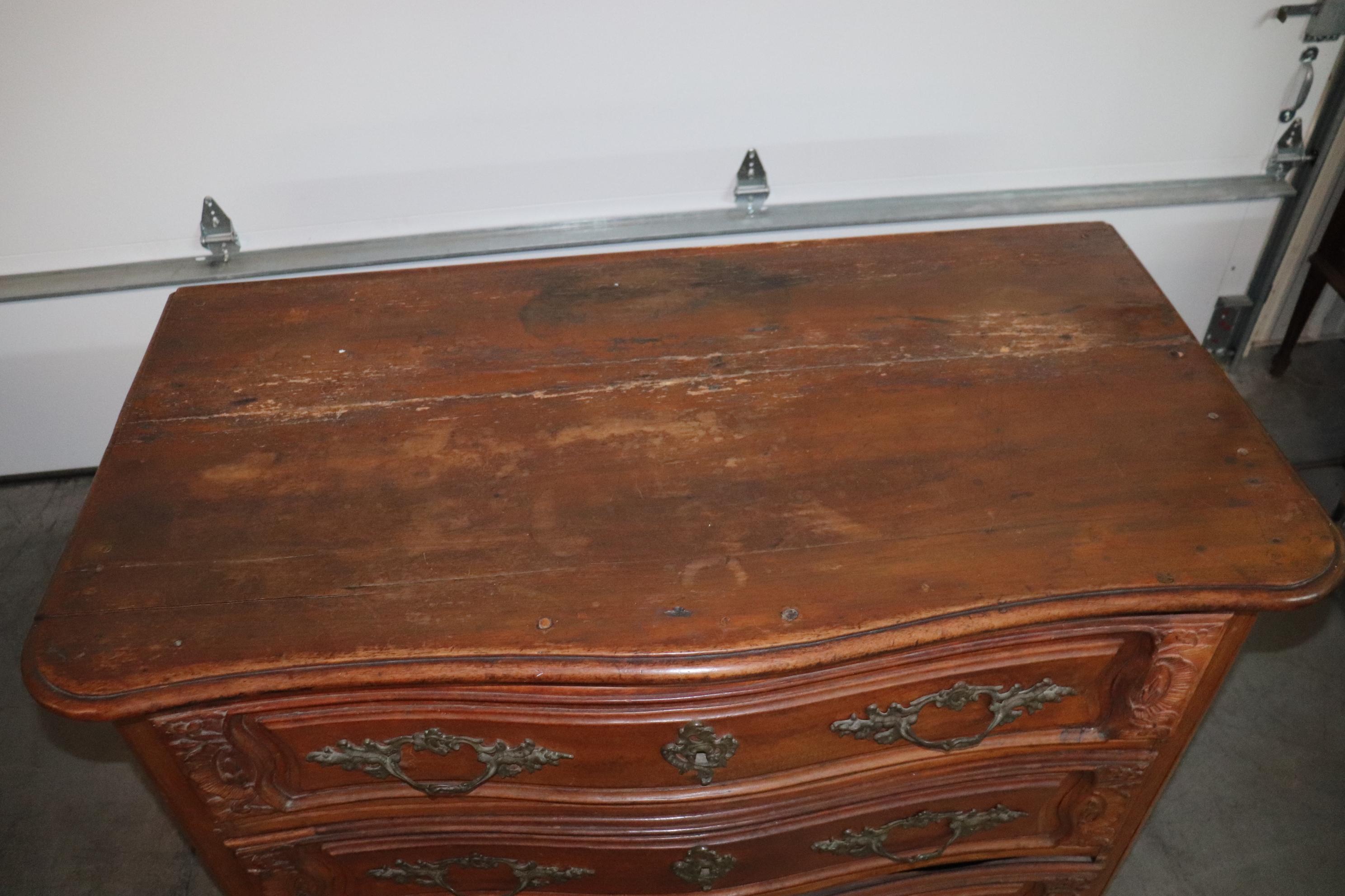 Commode francese di campagna in noce della fine del XVIII secolo con ferramenta in bronzo In condizioni buone in vendita a Swedesboro, NJ