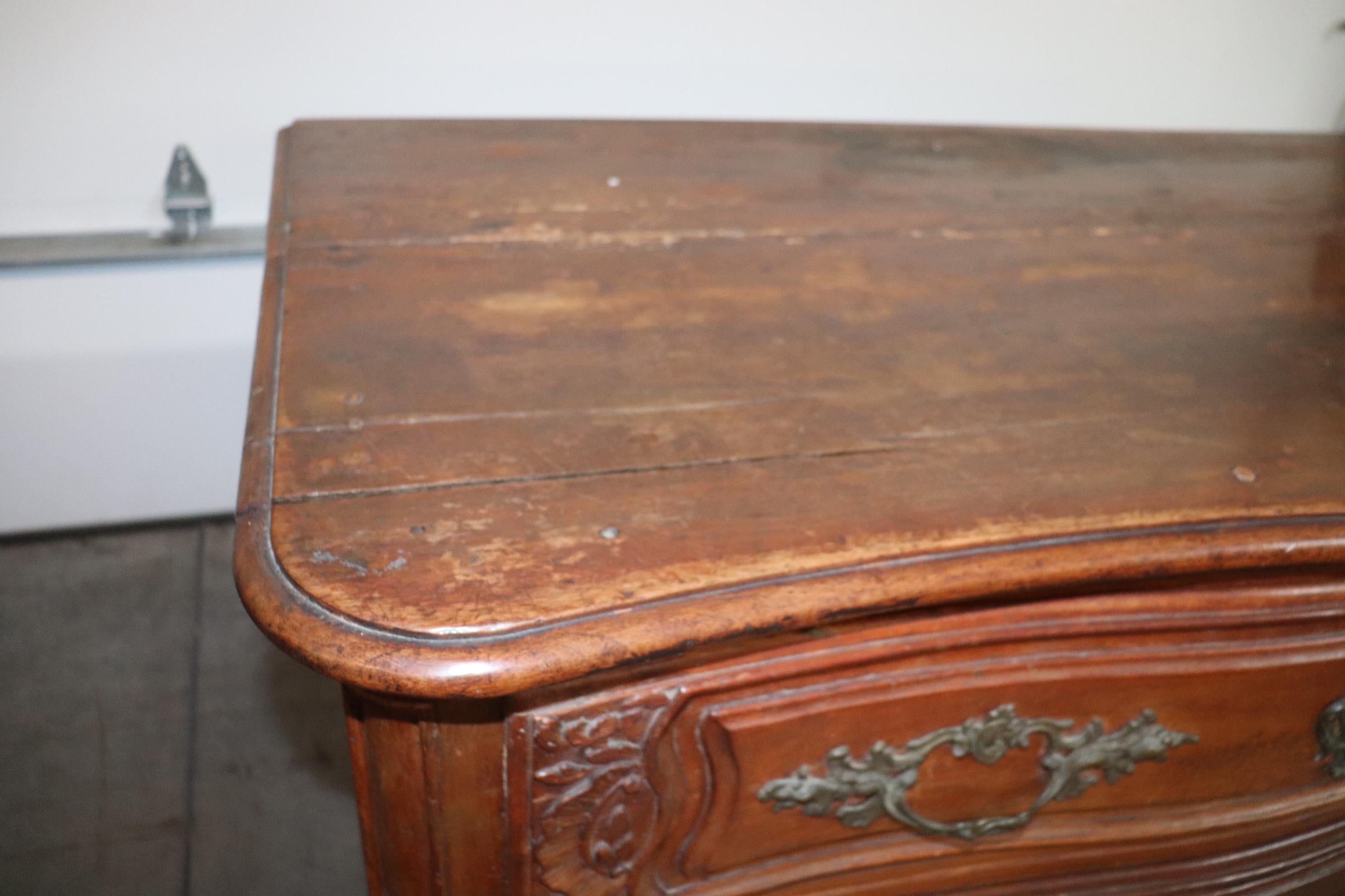 Noce Commode francese di campagna in noce della fine del XVIII secolo con ferramenta in bronzo in vendita