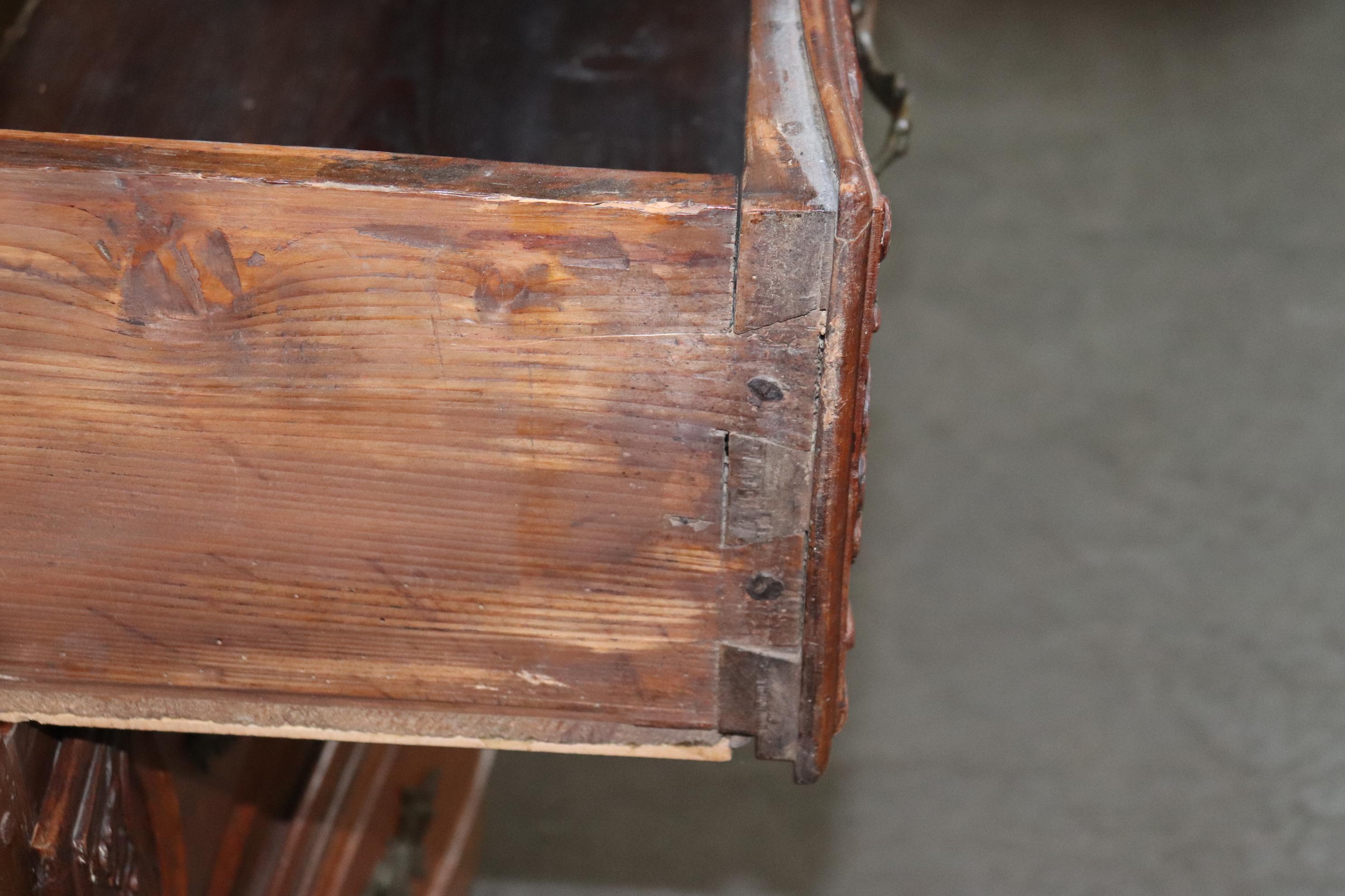 Commode francese di campagna in noce della fine del XVIII secolo con ferramenta in bronzo in vendita 2