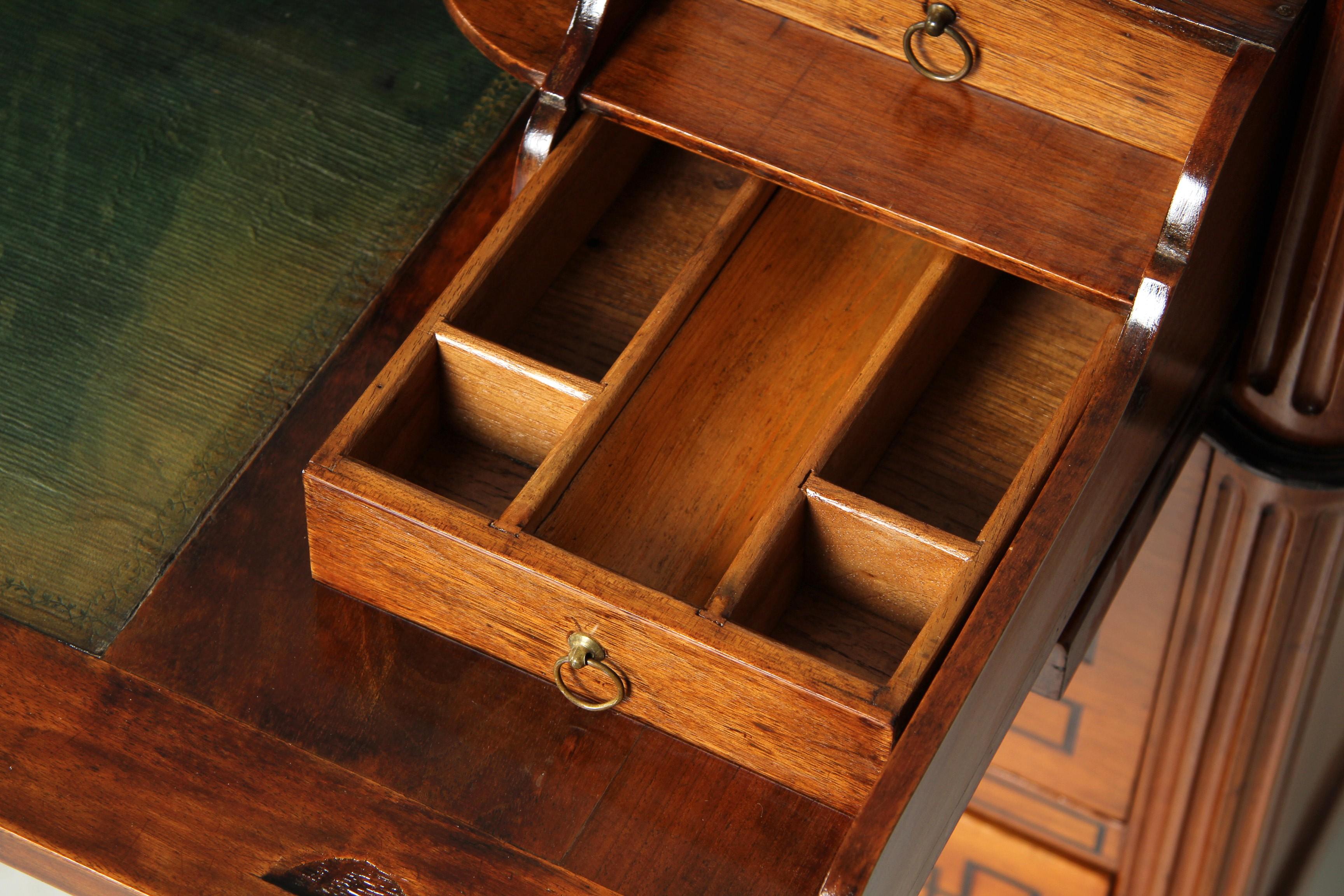 Commode Directoire de la fin du XVIIIe siècle avec compartiment secrétaire en vente 4