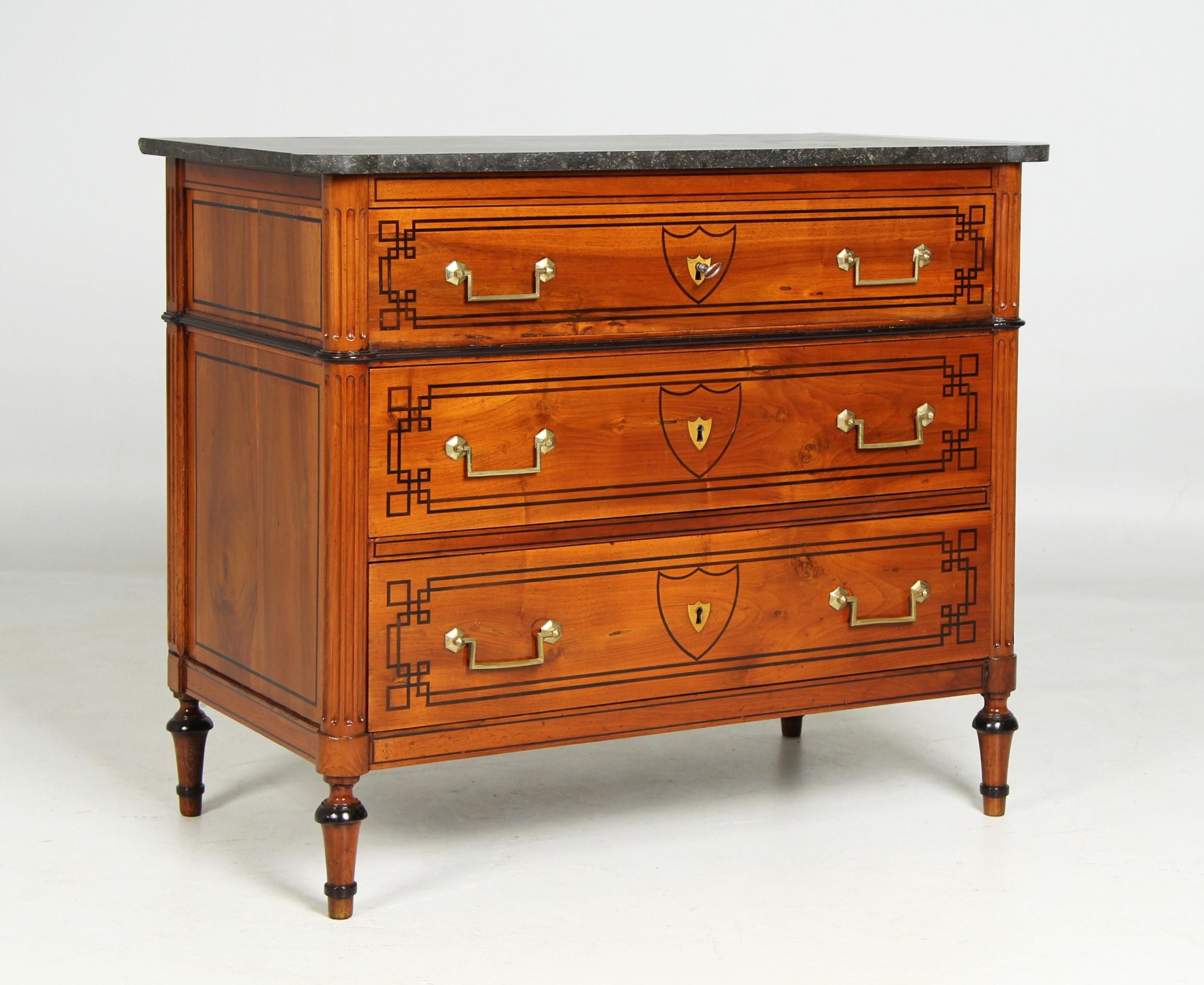 Fine commode Directoire avec compartiment secrétaire

France
Cerisier et autres
fin du 18e siècle

Dimensions : H x L x P : 88 x 103 x 55 cm - Hauteur de la surface d'écriture : 70 cm

Description :
Commode en merisier massif reposant sur des pieds