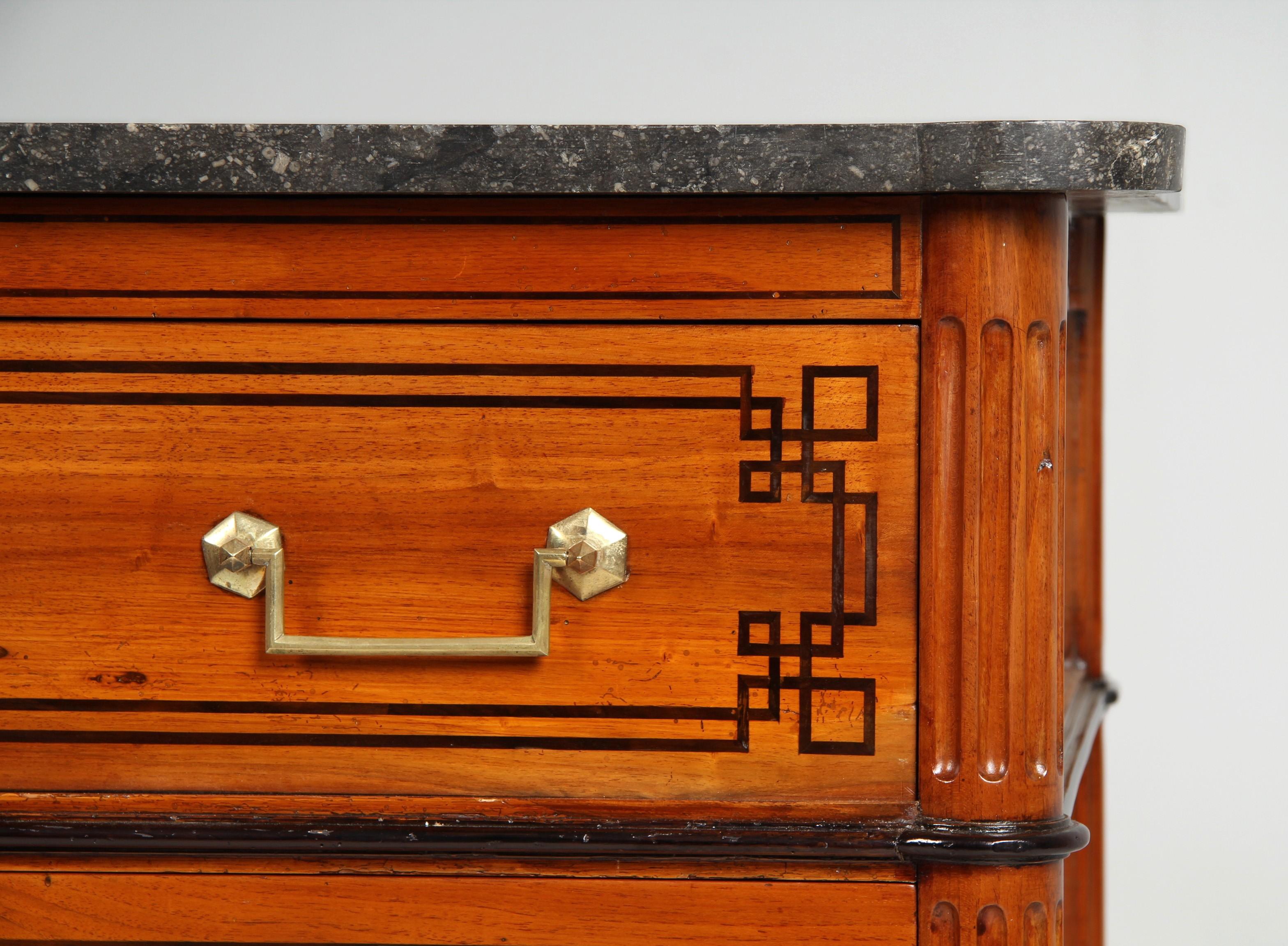 Incrusté Commode Directoire de la fin du XVIIIe siècle avec compartiment secrétaire en vente