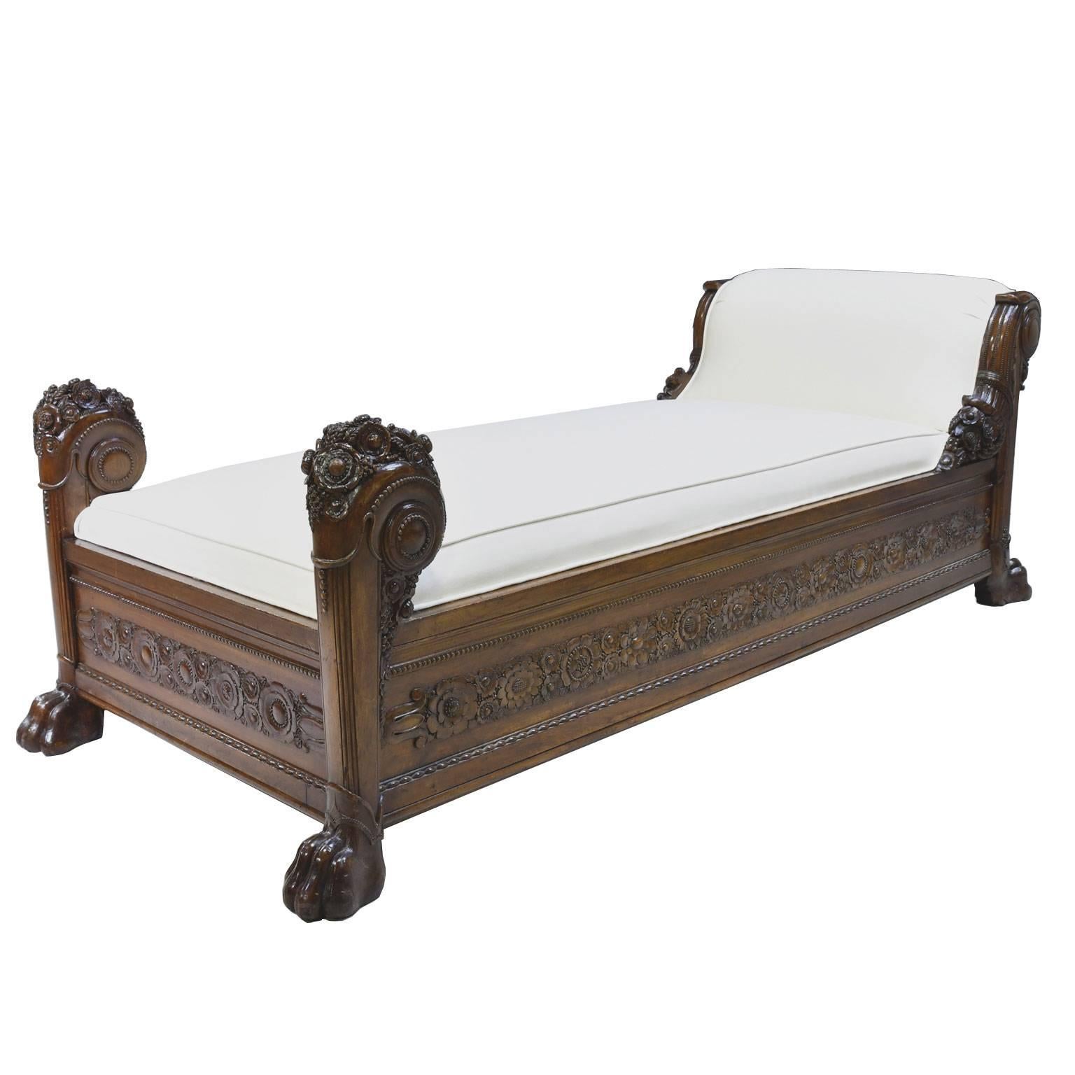 Late 18th Century French Directoire Daybed in Carved Mahogany with Upholstery In Good Condition In Miami, FL