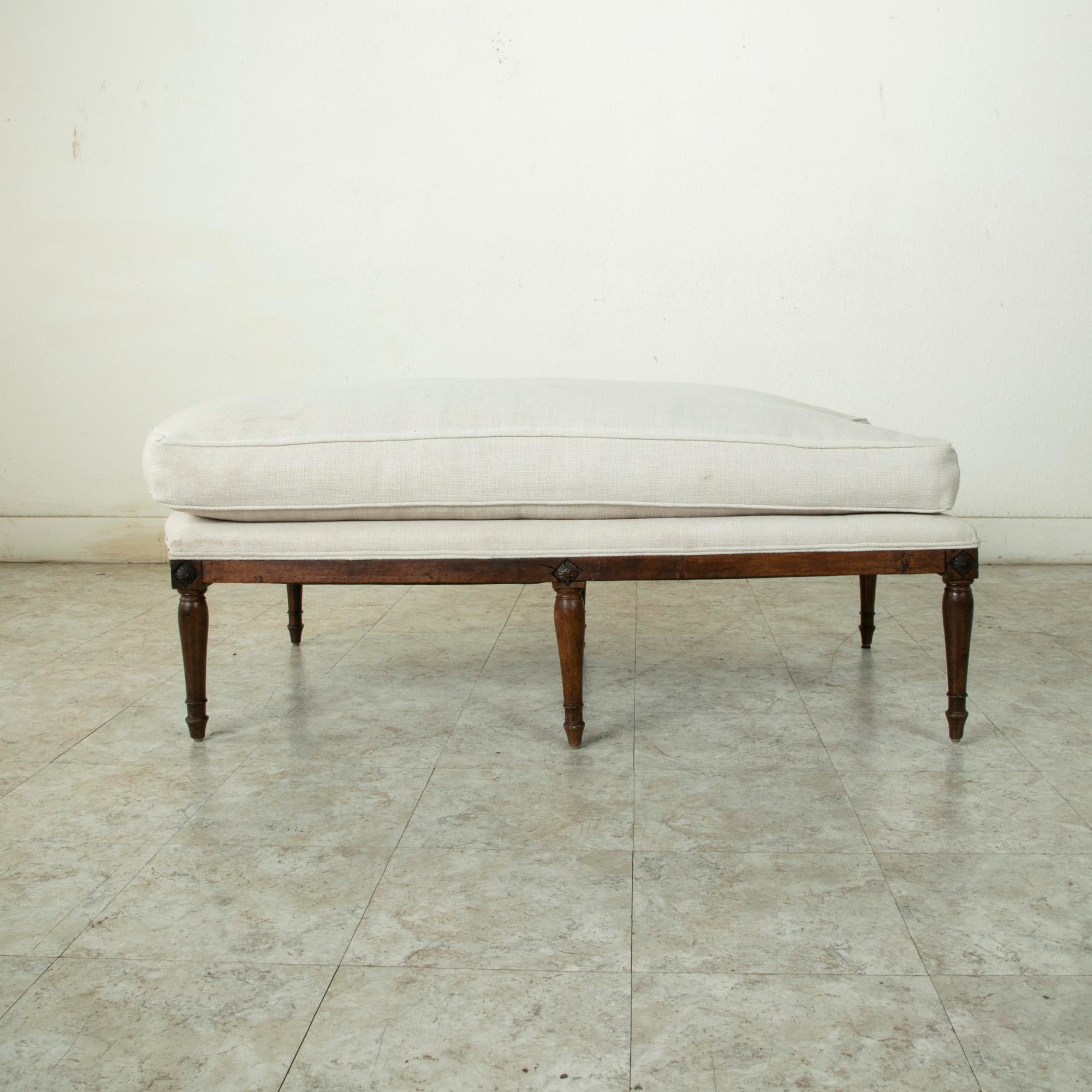 Late 18th Century French Directoire Period Hand Carved Walnut Chaise Longue For Sale 10