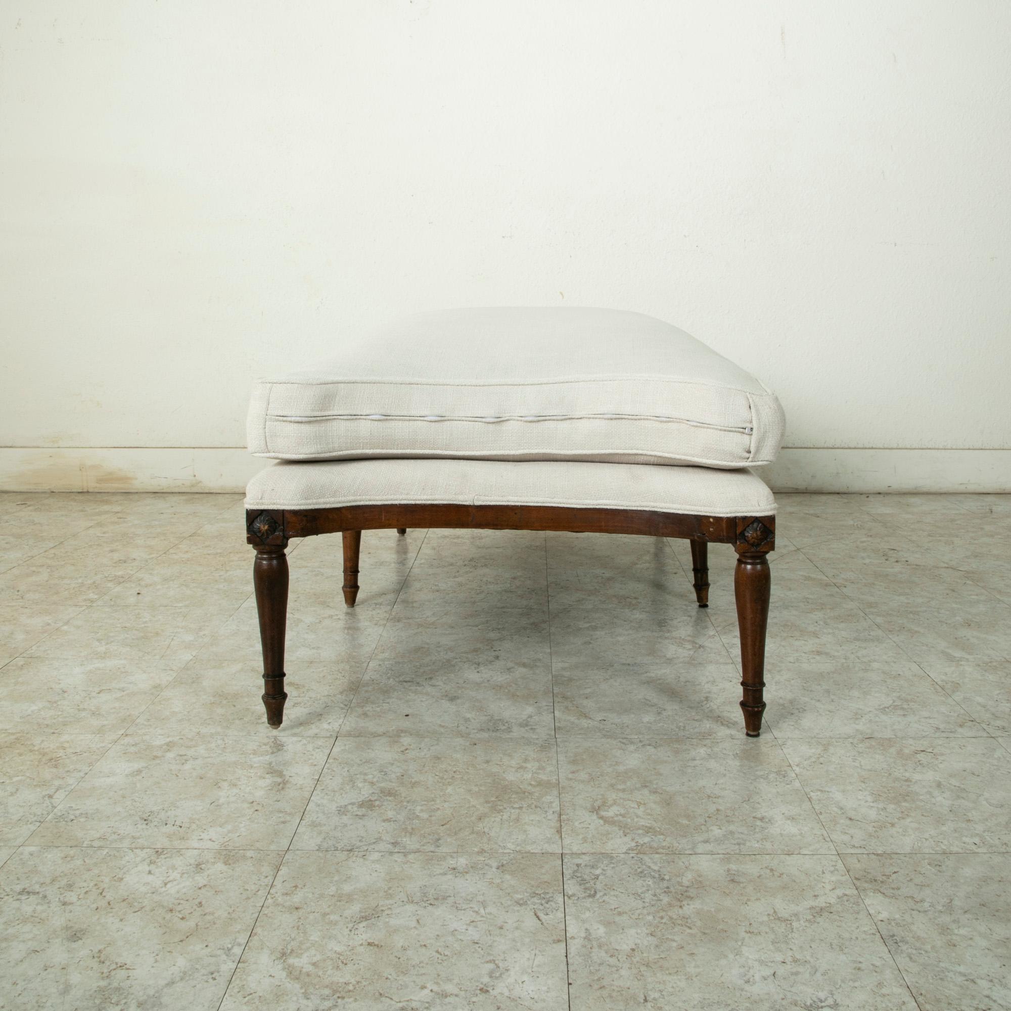 Late 18th Century French Directoire Period Hand Carved Walnut Chaise Longue For Sale 11