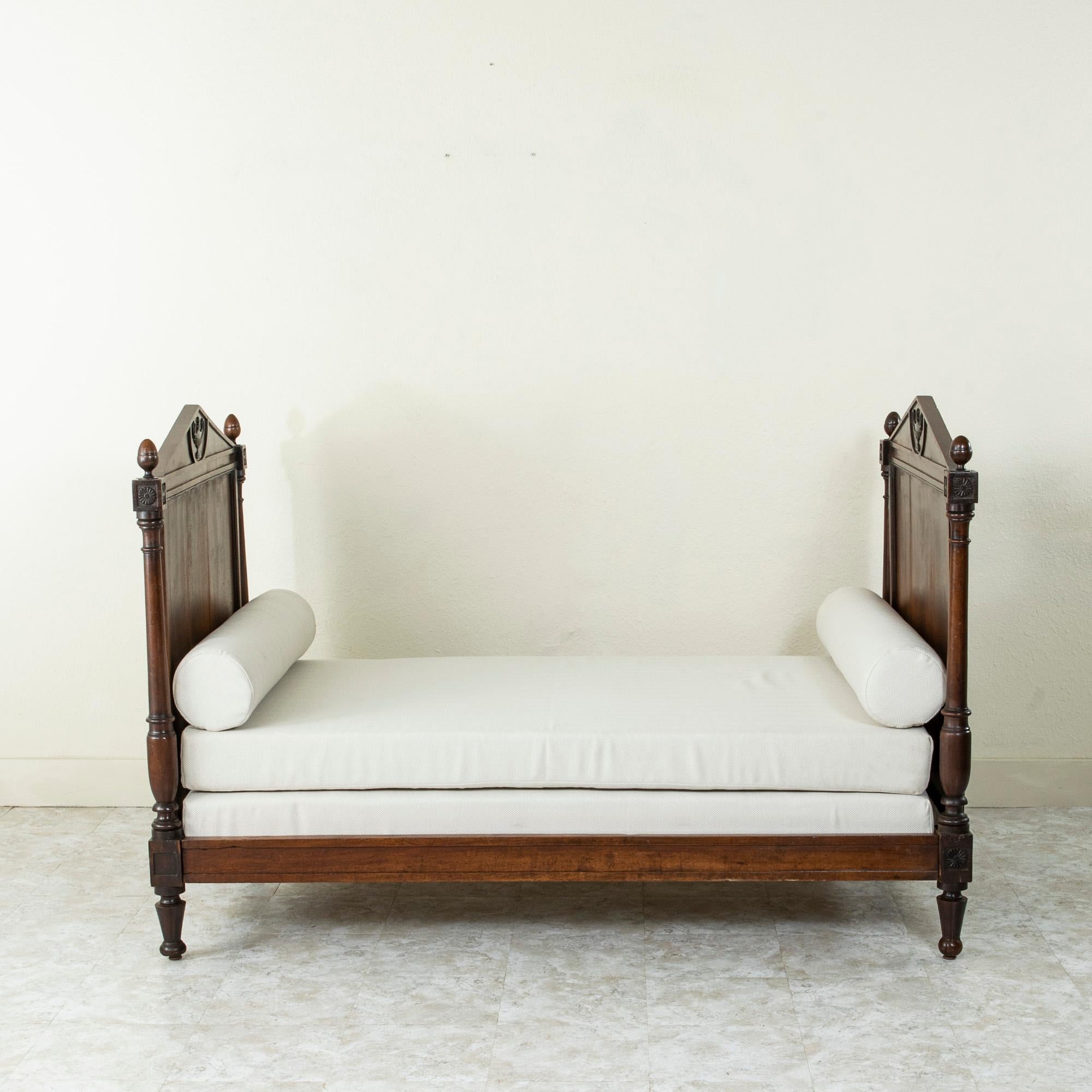 Late 18th Century French Directoire Period Hand Carved Walnut Daybed In Good Condition For Sale In Fayetteville, AR