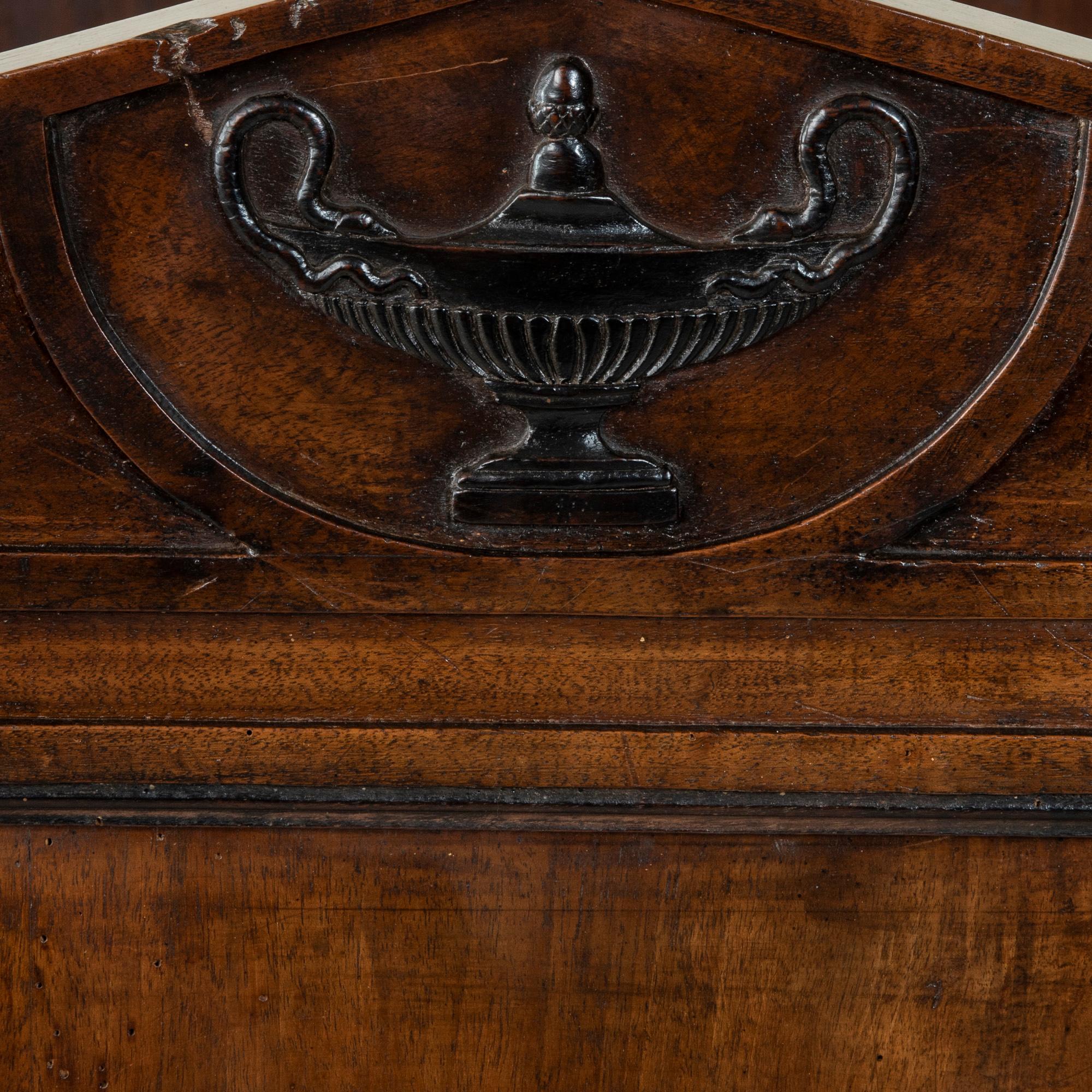 Lit de repos en noyer sculpté à la main de la fin du XVIIIe siècle, époque Directoire français en vente 1