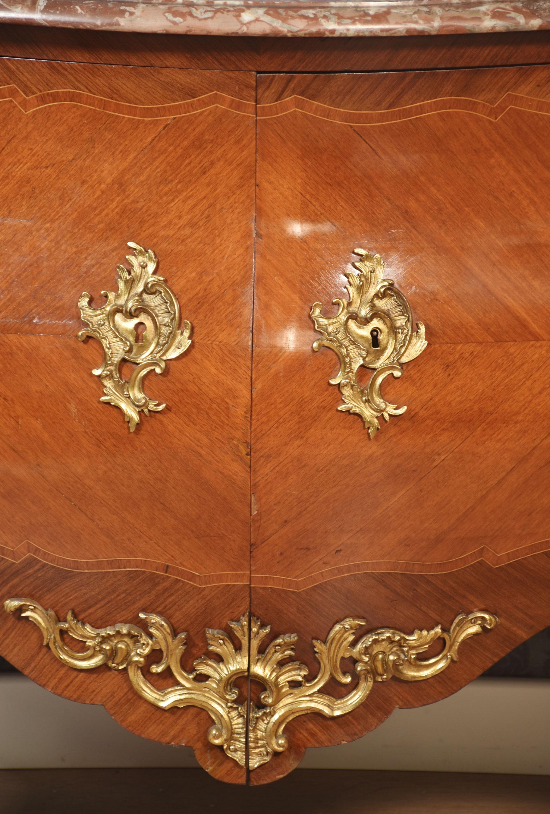 Legno Commodo francese in bronzo dorato della fine del XVIII secolo in vendita