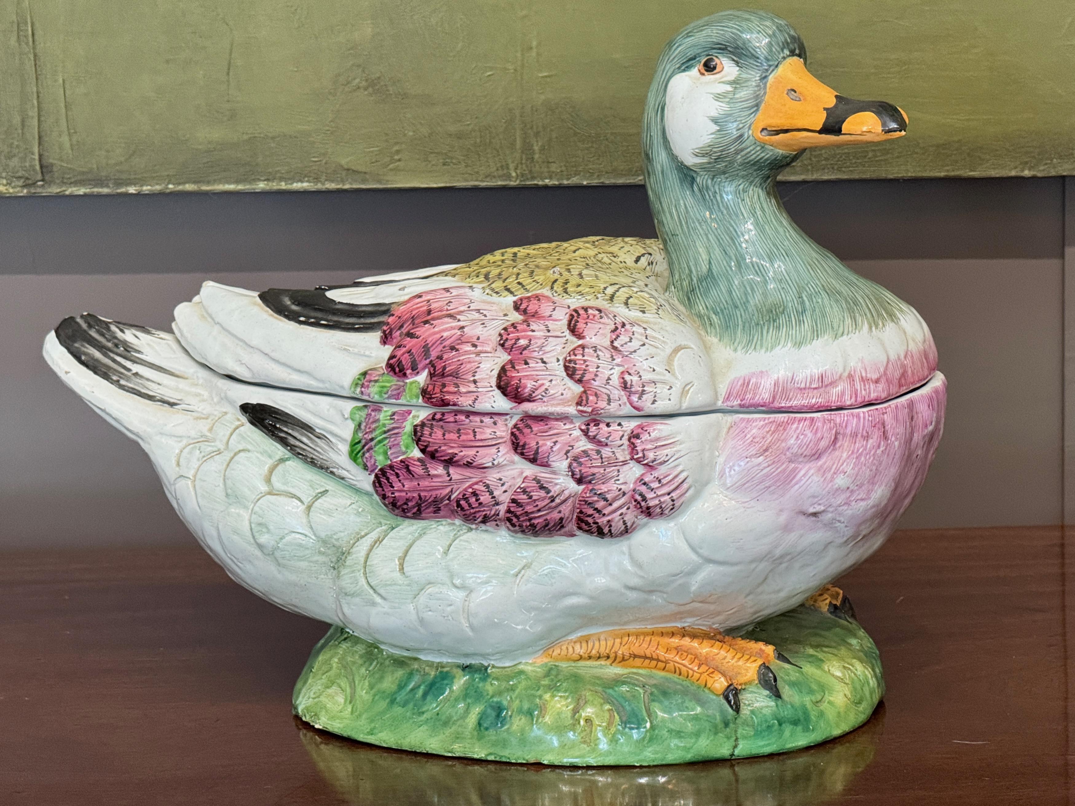 Soupière en céramique française de la fin du XVIIIe siècle, à la forme fantaisiste d'un canard, peinte et émaillée à la main dans des couleurs naturalistes vibrantes. Les plumes modelées, les pieds palmés et la tête expressive sont finement