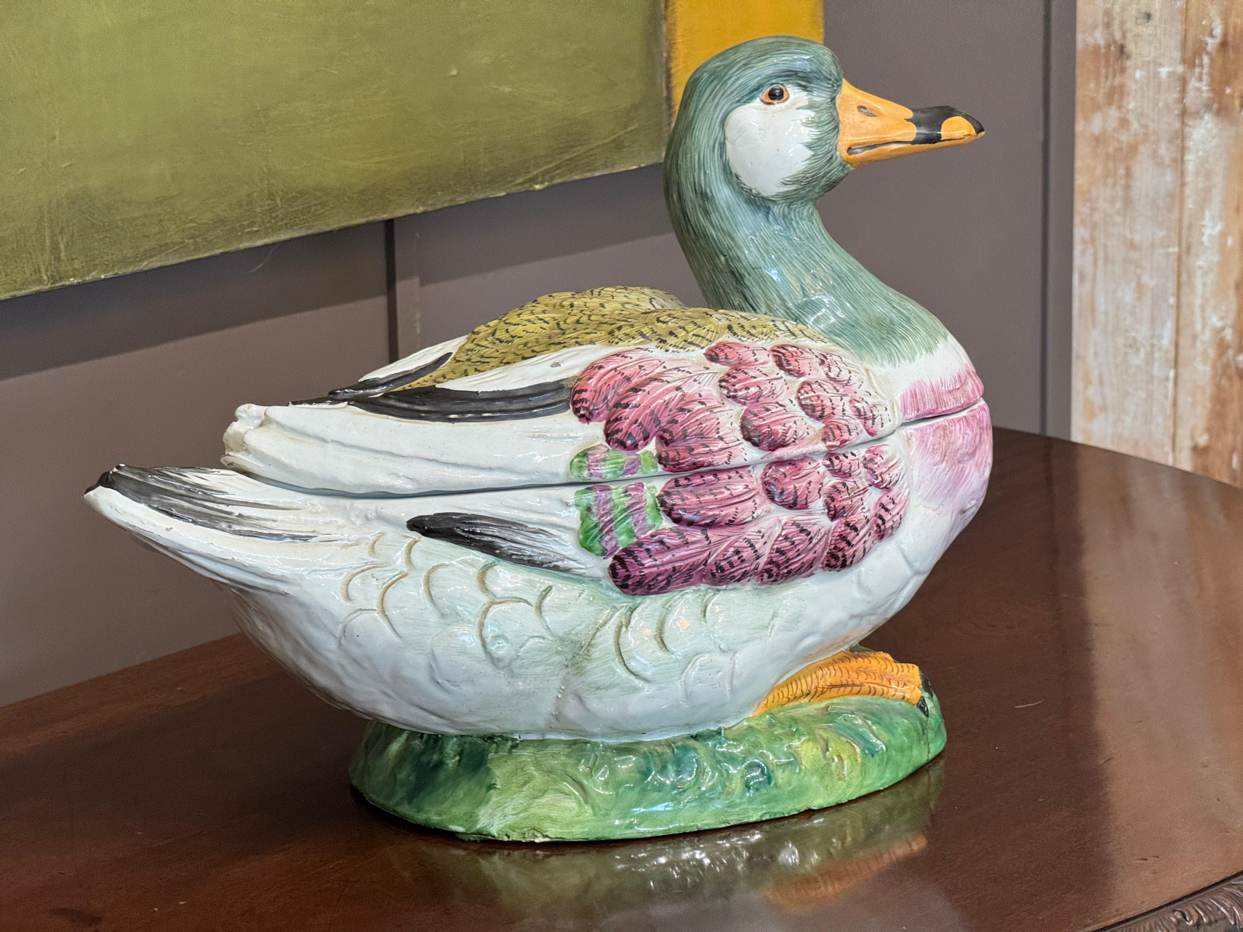 Français Soupière à canard en céramique émaillée française de la fin du XVIIIe siècle en vente
