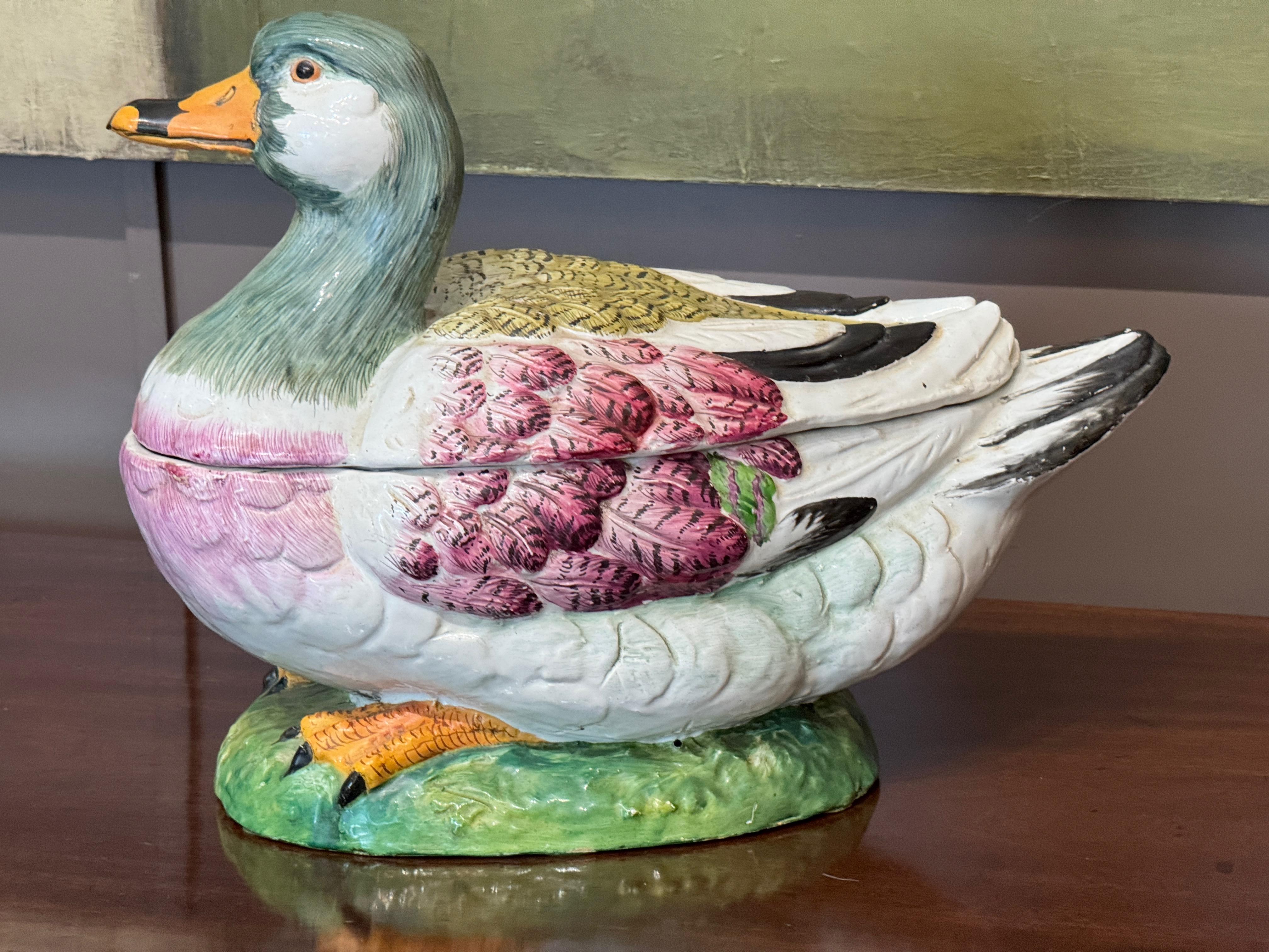 Céramique Soupière à canard en céramique émaillée française de la fin du XVIIIe siècle en vente