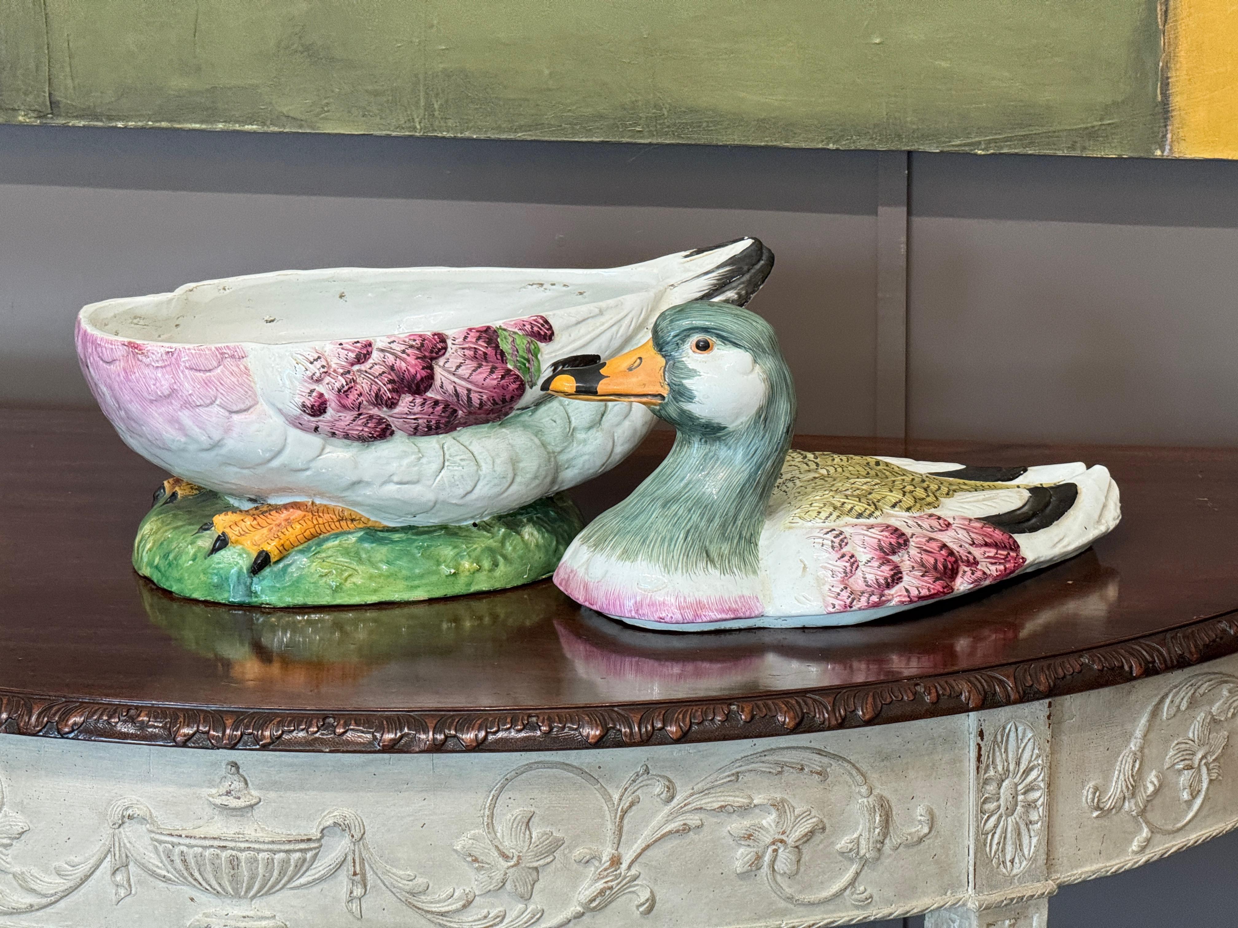 Soupière à canard en céramique émaillée française de la fin du XVIIIe siècle en vente 1