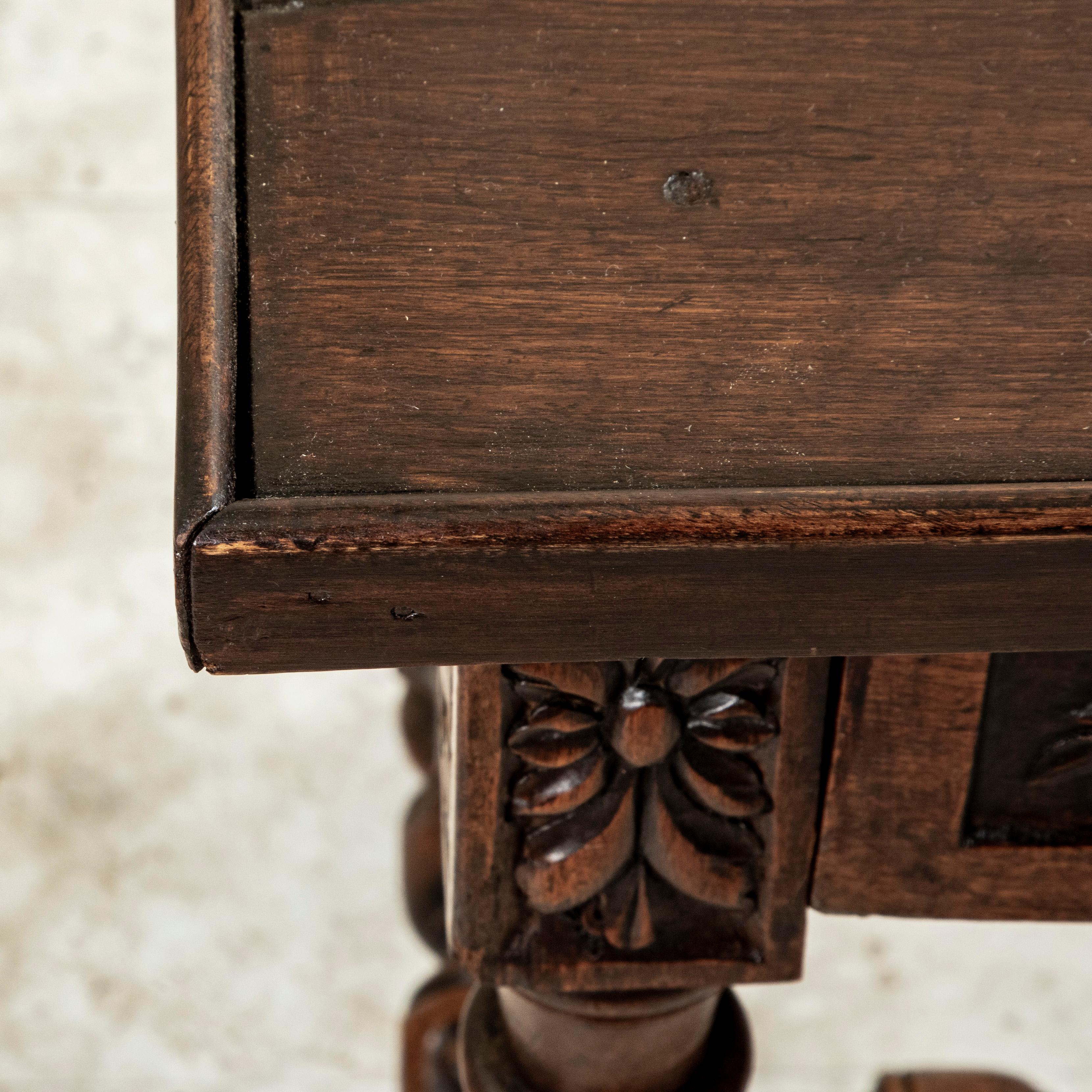 Table d'appoint en chêne français sculpté à la main, fin du 18e siècle en vente 3