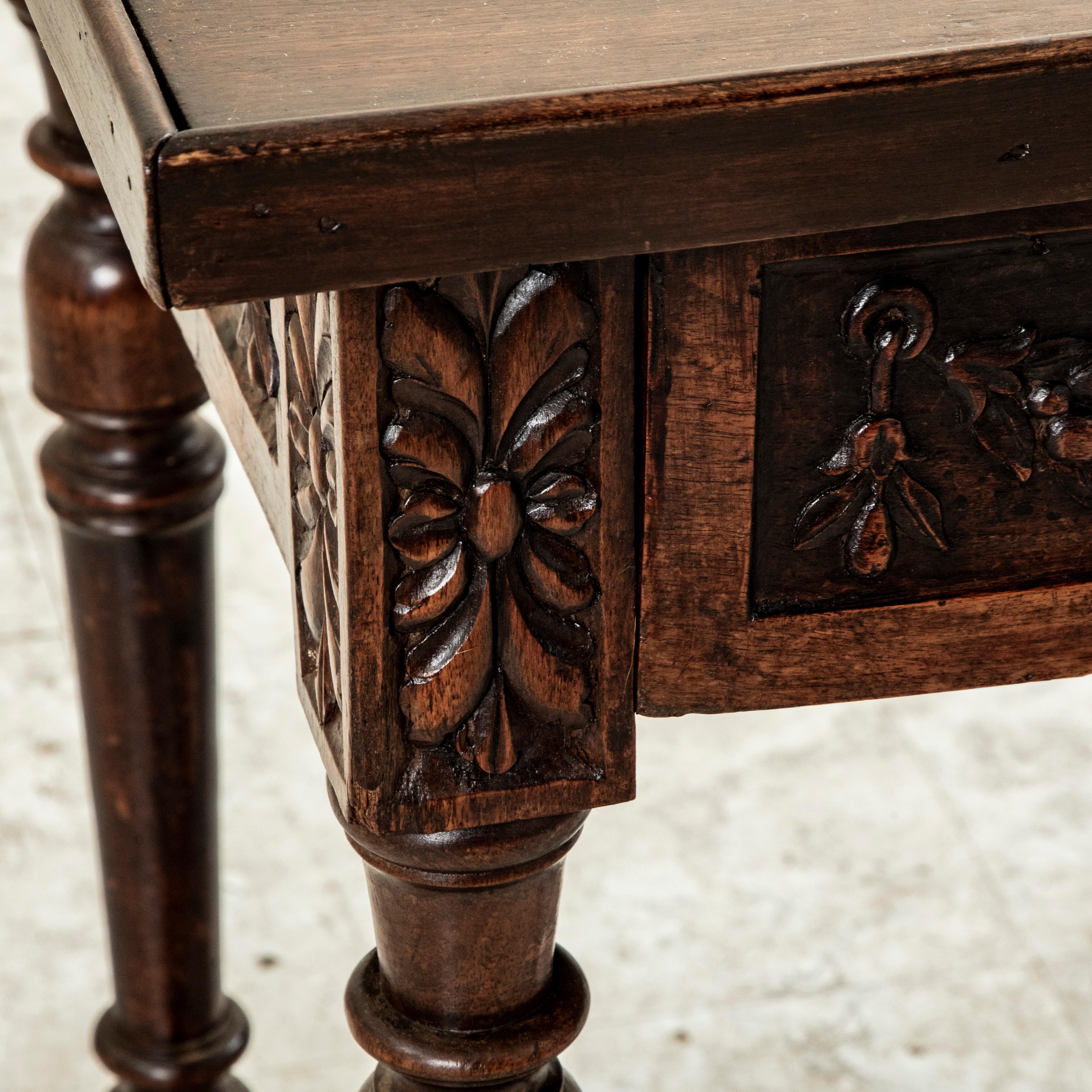 Table d'appoint en chêne français sculpté à la main, fin du 18e siècle en vente 4