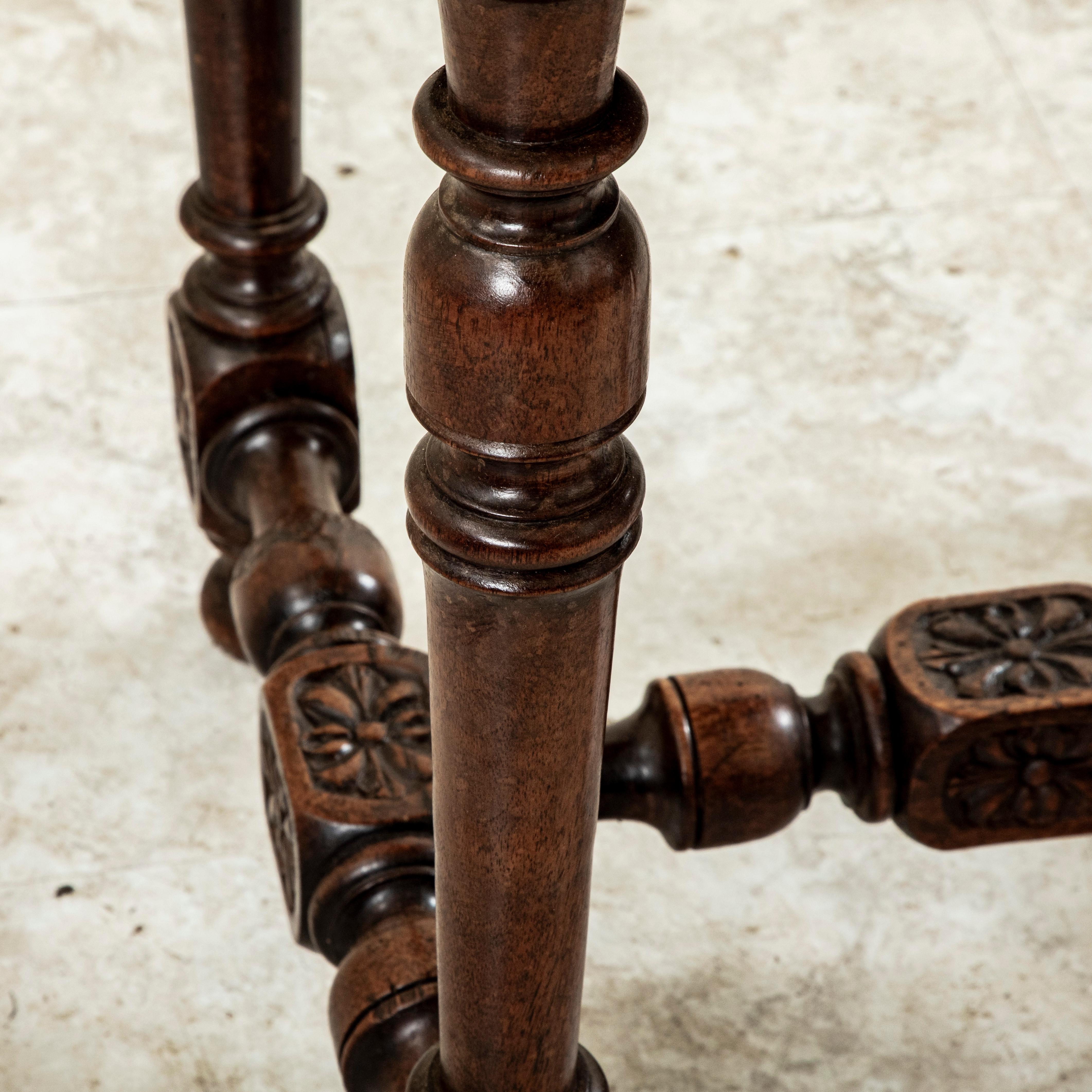 Table d'appoint en chêne français sculpté à la main, fin du 18e siècle en vente 5