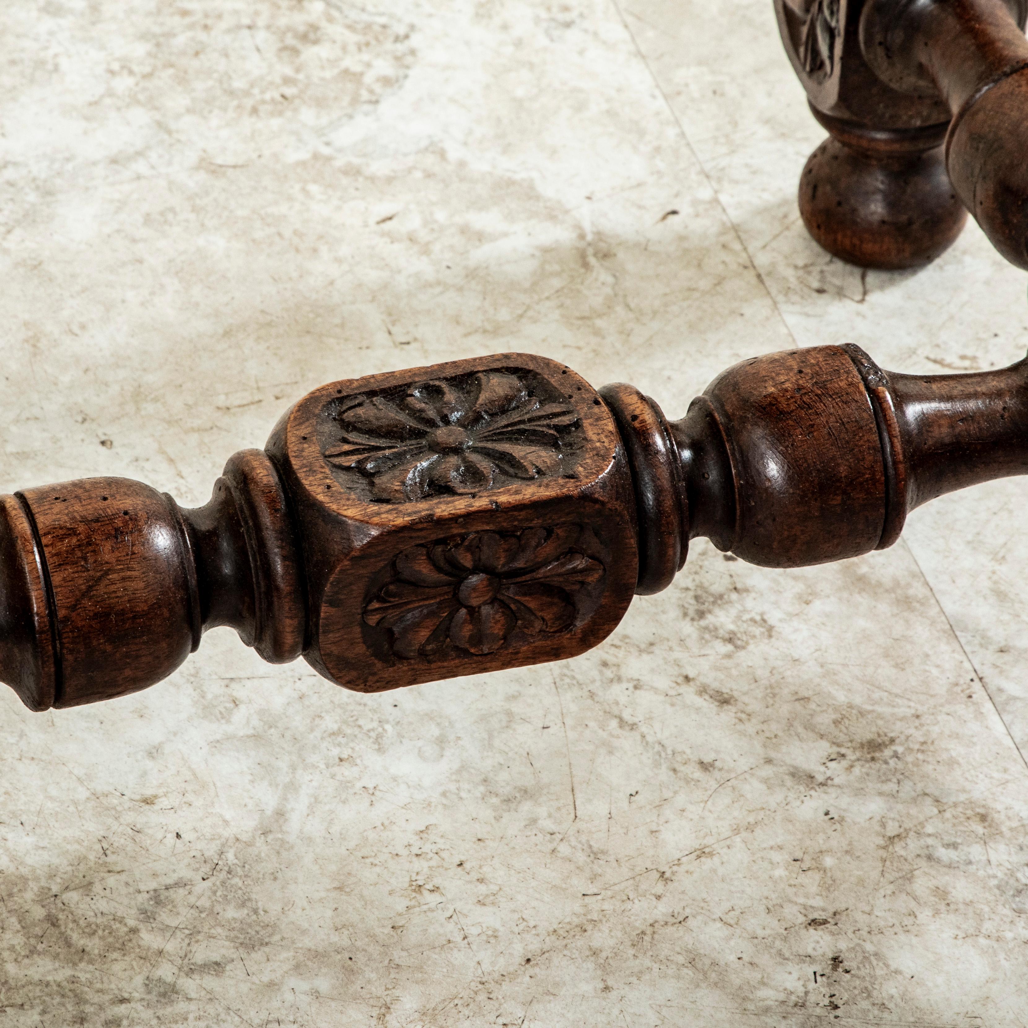 Table d'appoint en chêne français sculpté à la main, fin du 18e siècle en vente 6