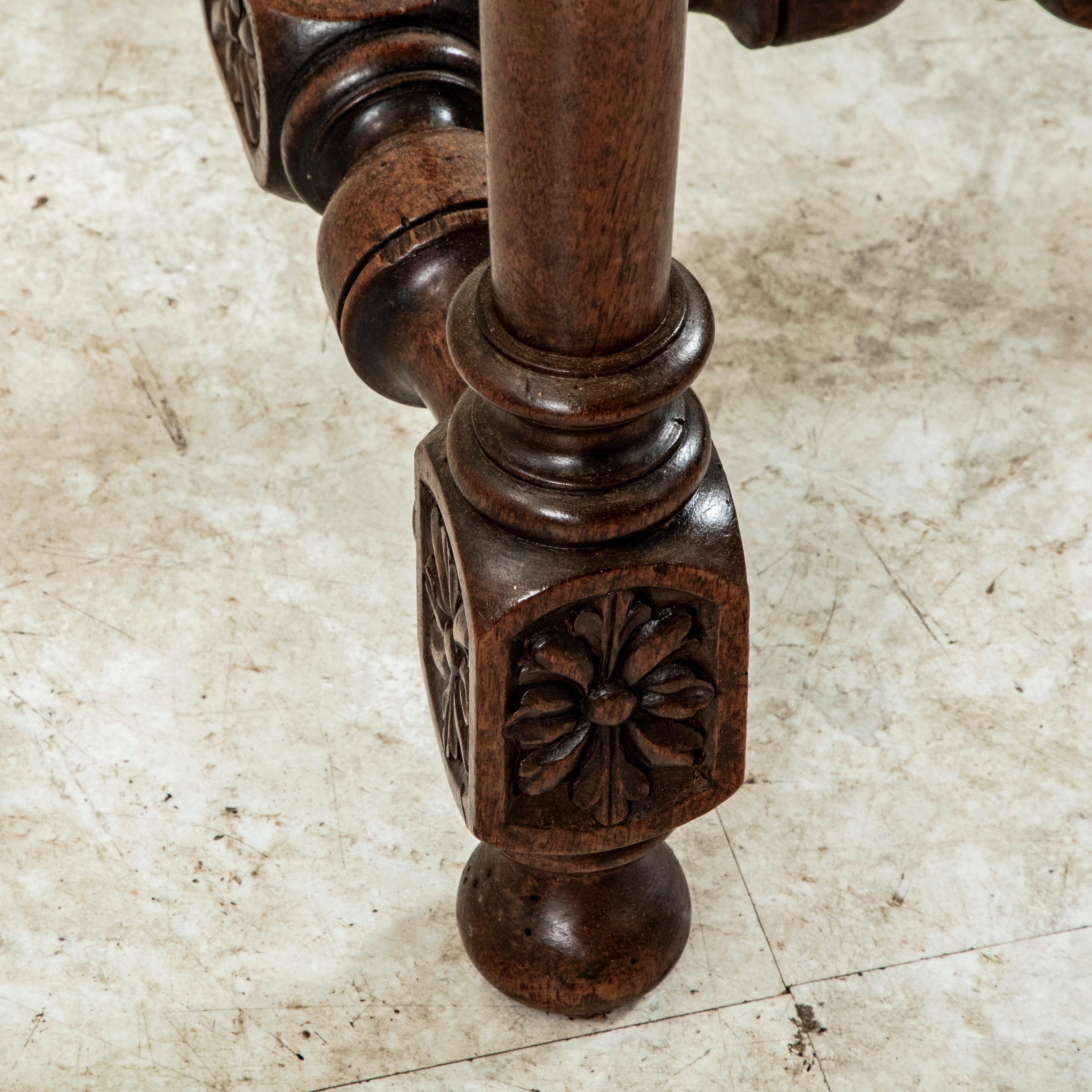 Table d'appoint en chêne français sculpté à la main, fin du 18e siècle en vente 7