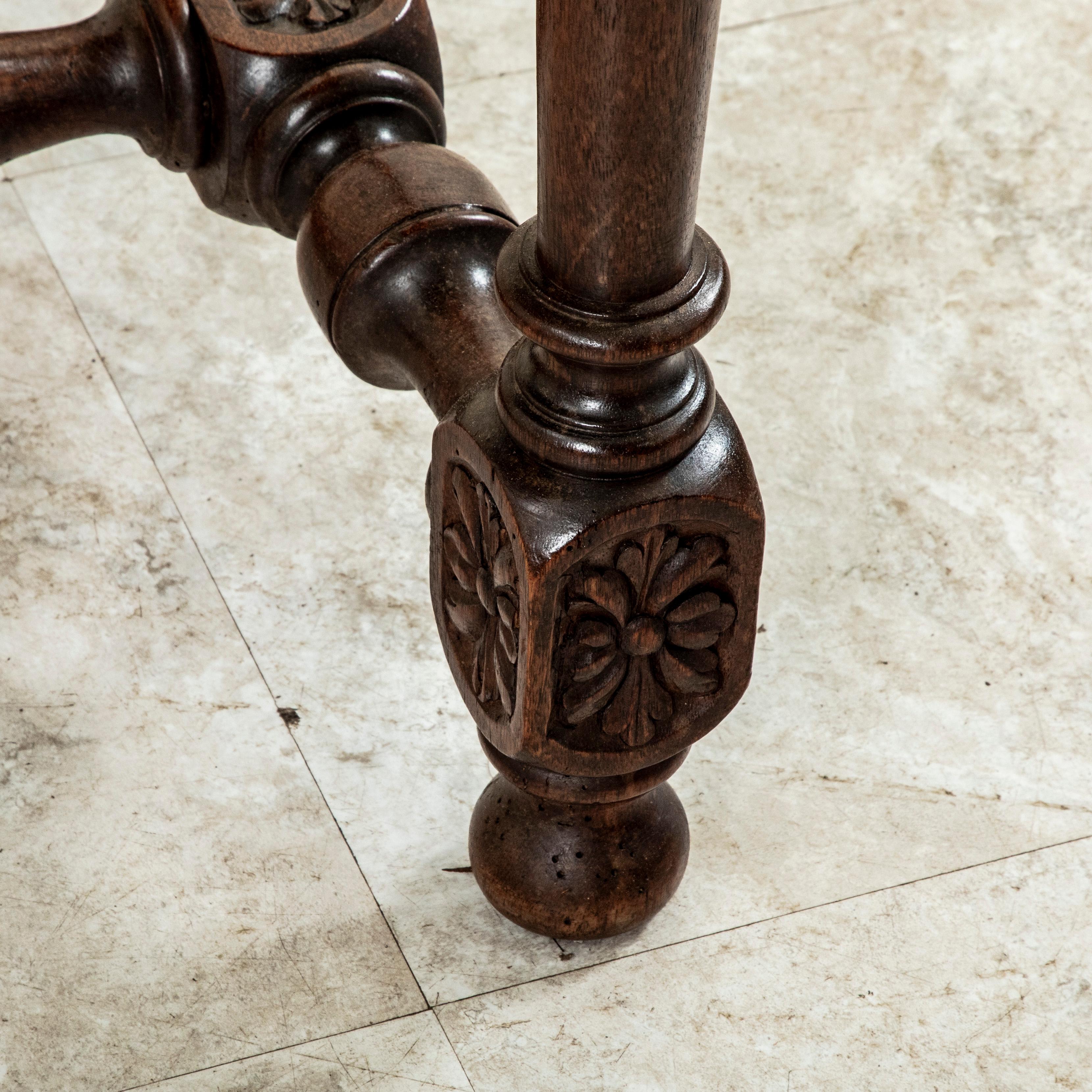 Table d'appoint en chêne français sculpté à la main, fin du 18e siècle en vente 8