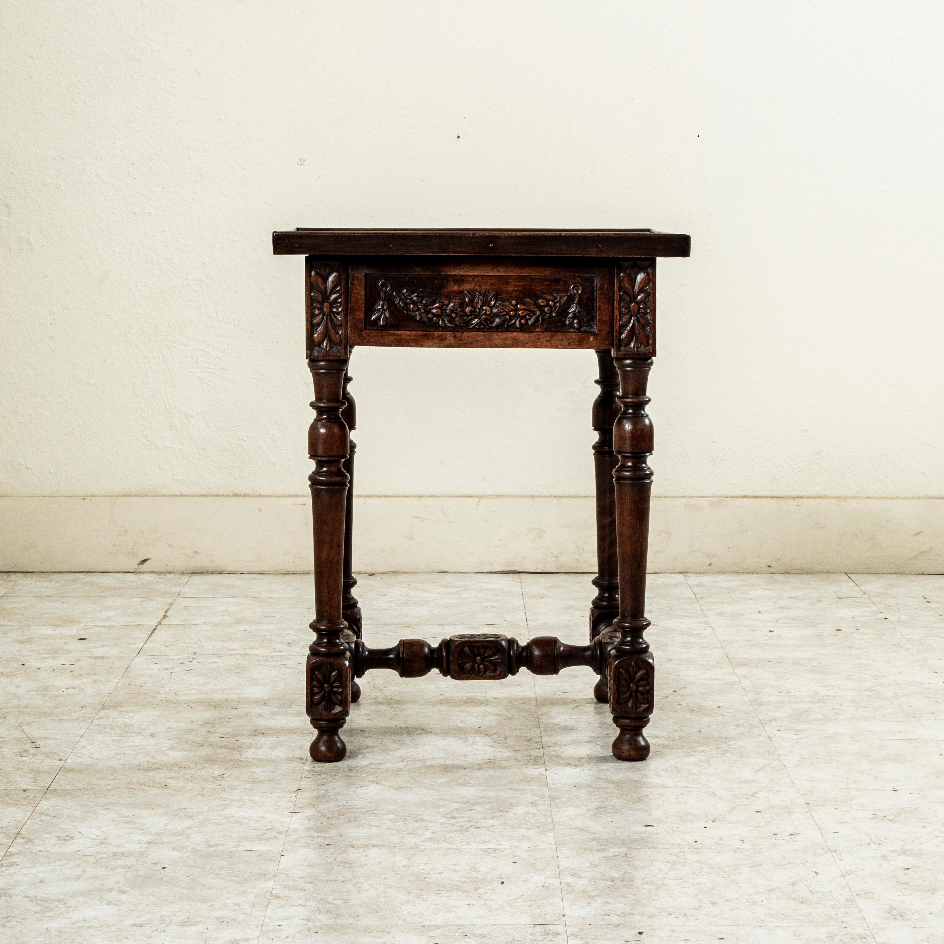 Français Table d'appoint en chêne français sculpté à la main, fin du 18e siècle en vente