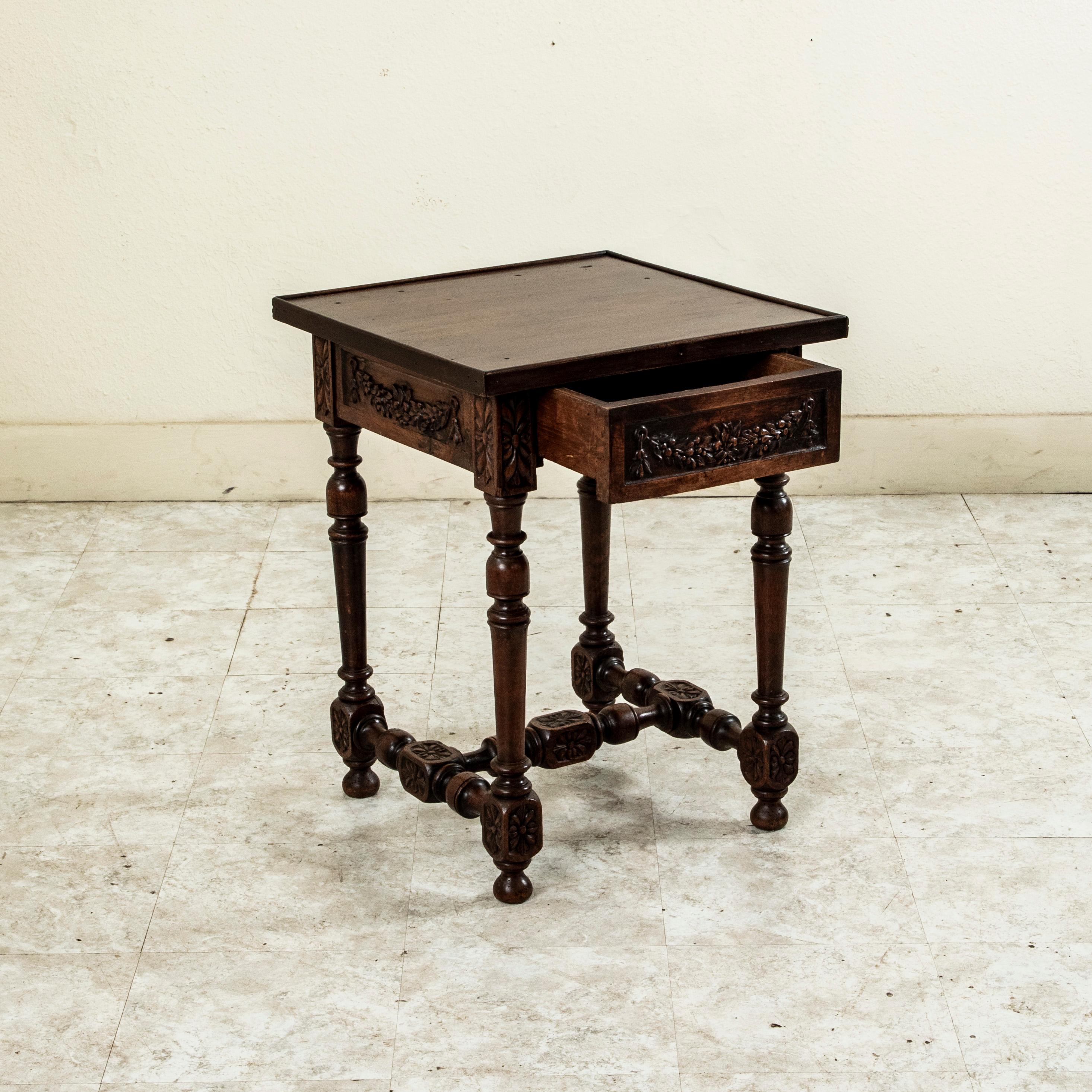 Chêne Table d'appoint en chêne français sculpté à la main, fin du 18e siècle en vente