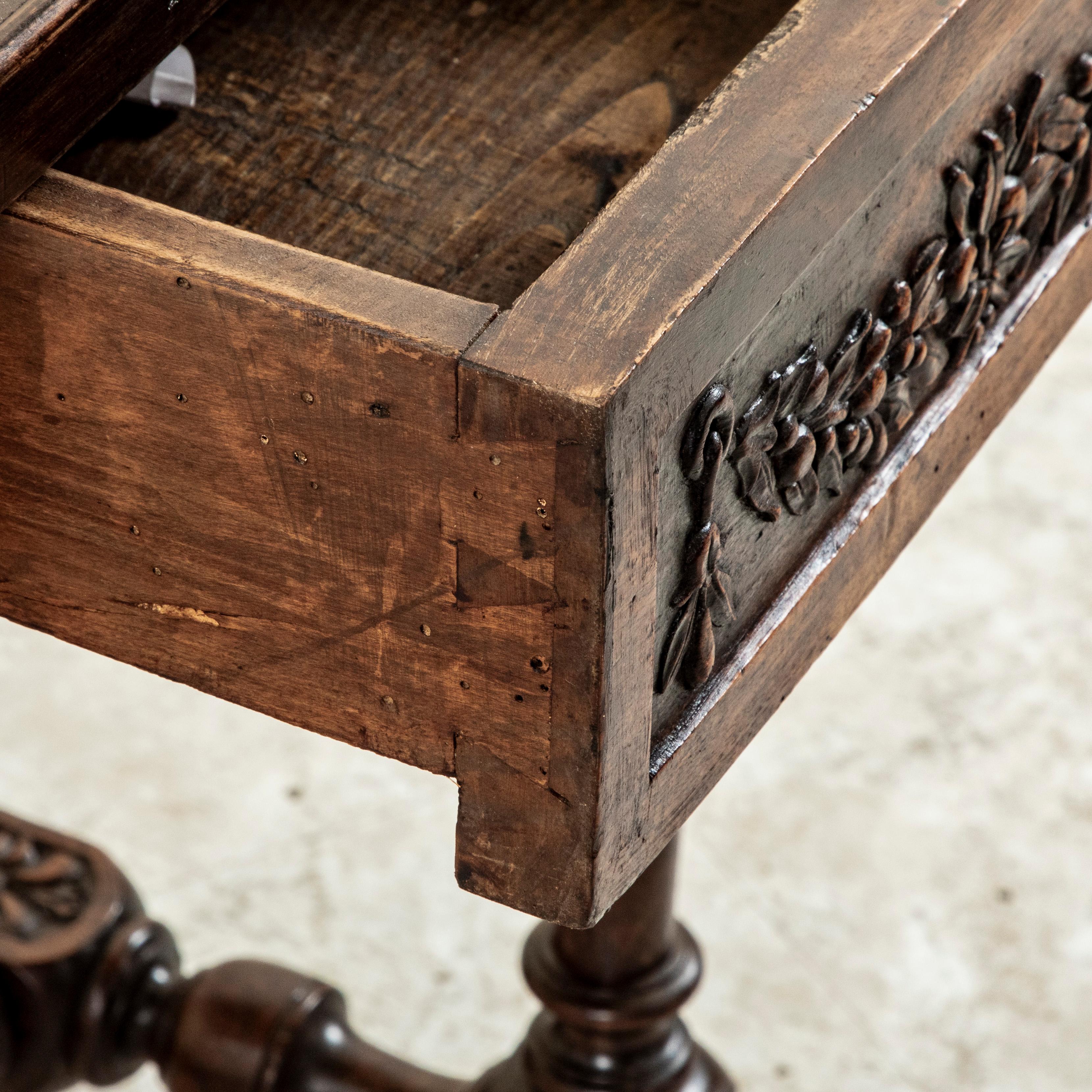 Table d'appoint en chêne français sculpté à la main, fin du 18e siècle en vente 1