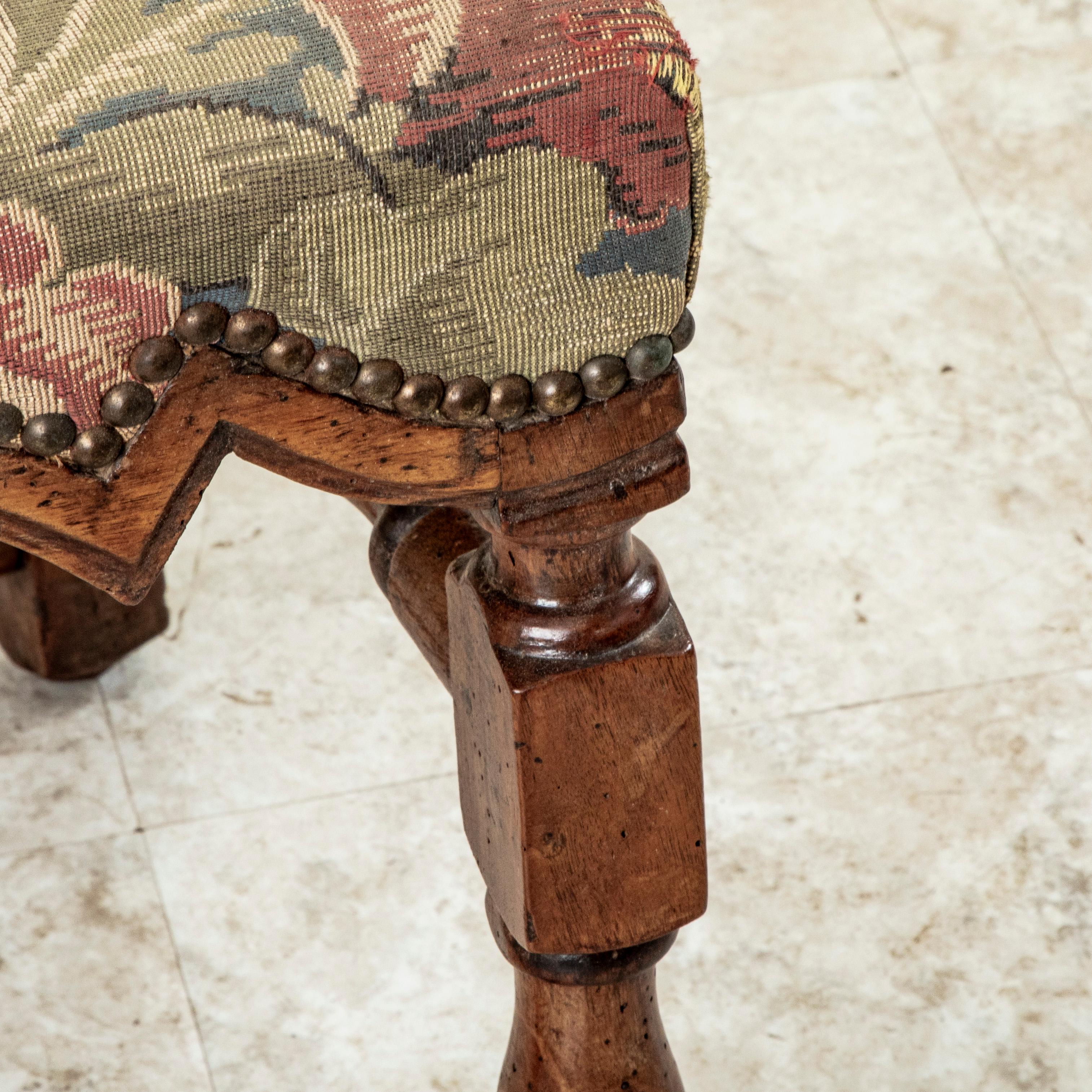 Scrivania o sedia laterale francese in noce intagliata a mano della fine del XVIII secolo con arazzo in vendita 4