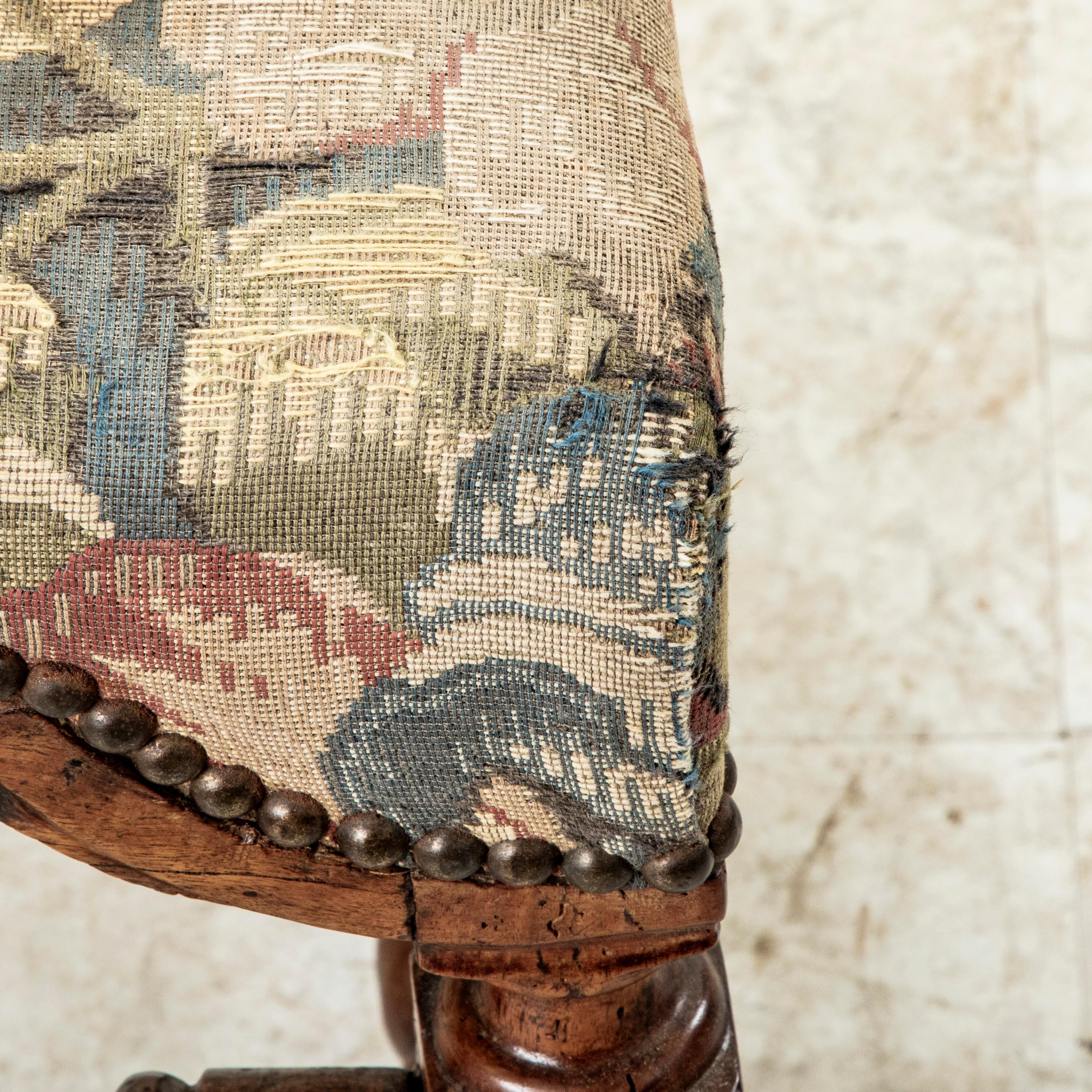 Scrivania o sedia laterale francese in noce intagliata a mano della fine del XVIII secolo con arazzo in vendita 6