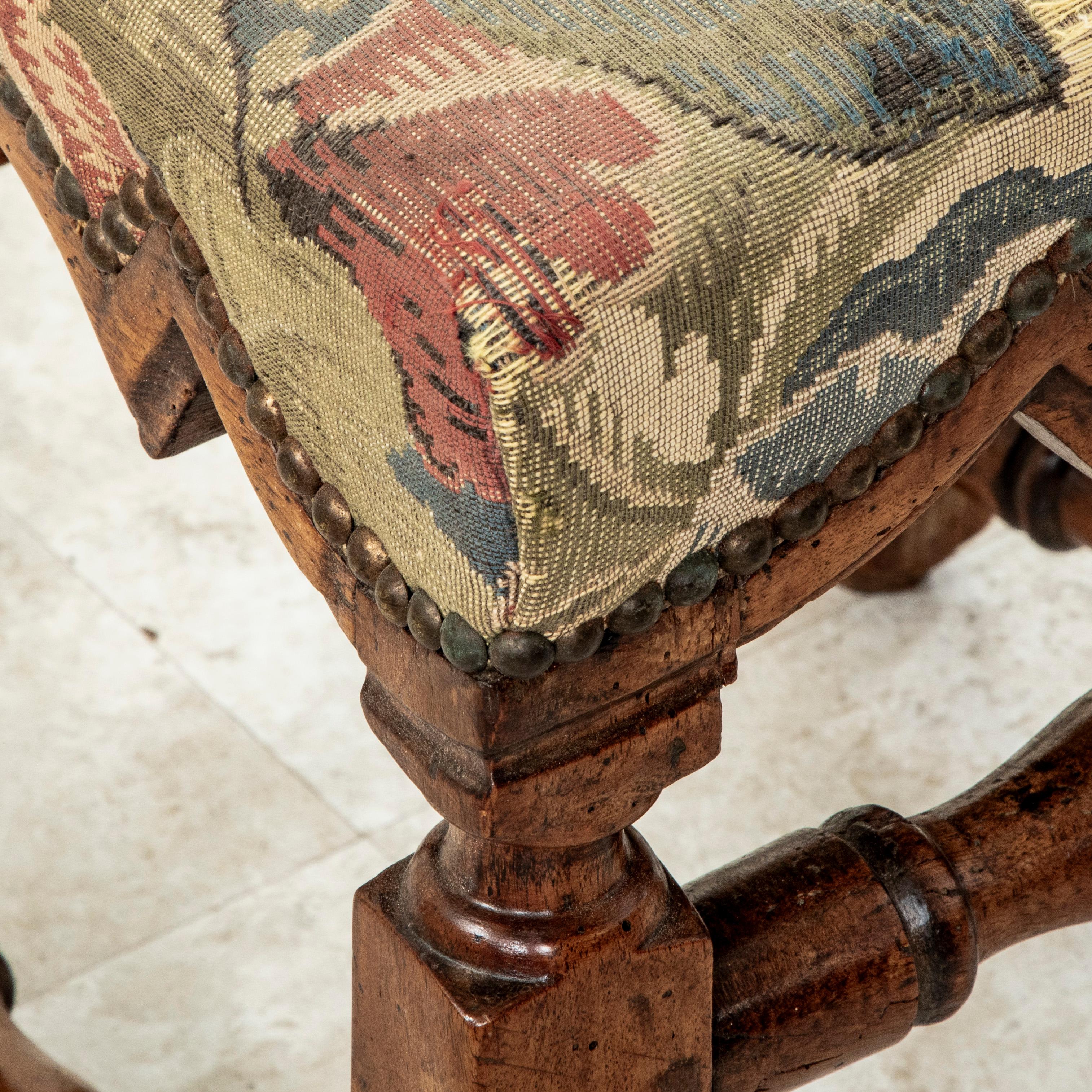 Scrivania o sedia laterale francese in noce intagliata a mano della fine del XVIII secolo con arazzo in vendita 7