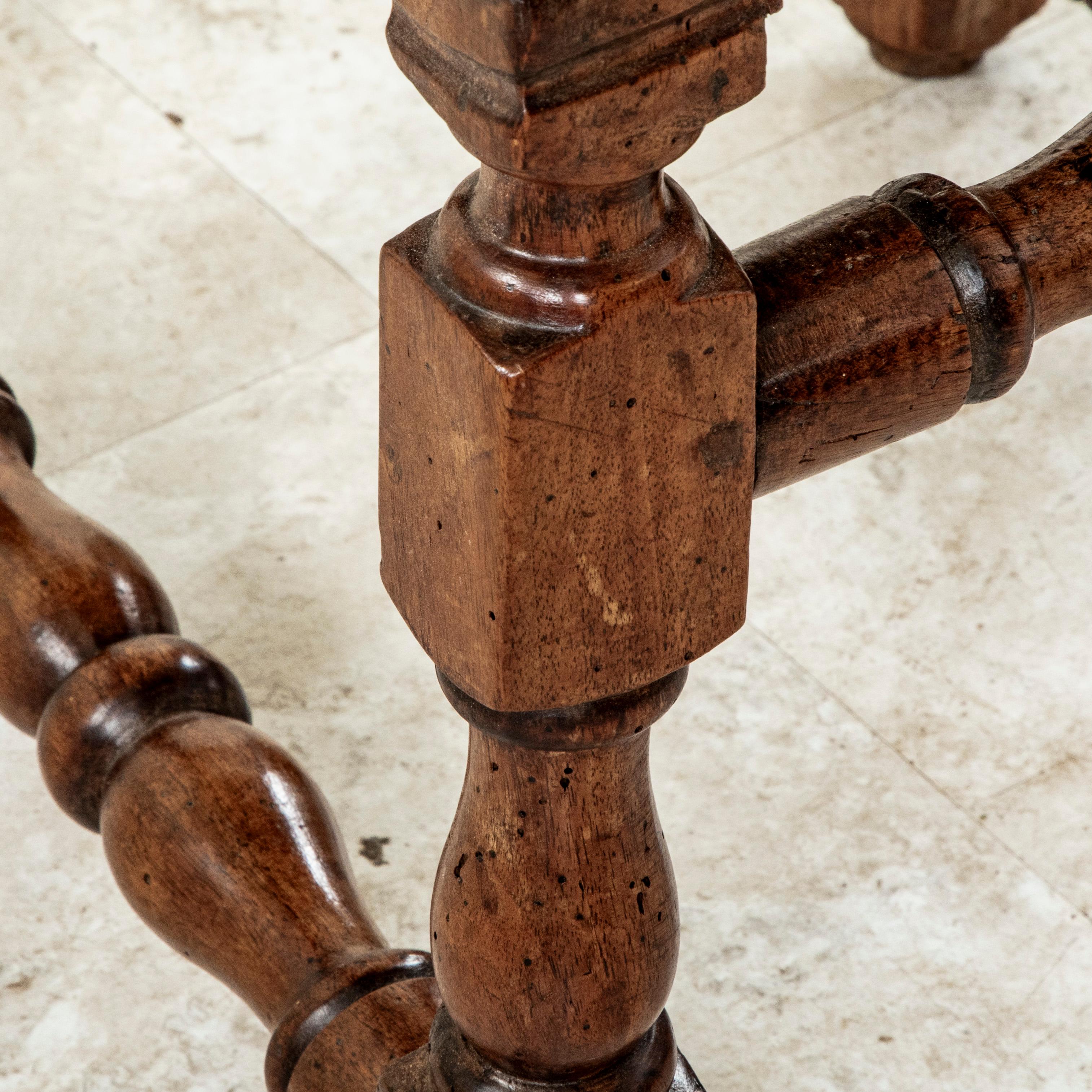 Scrivania o sedia laterale francese in noce intagliata a mano della fine del XVIII secolo con arazzo in vendita 8