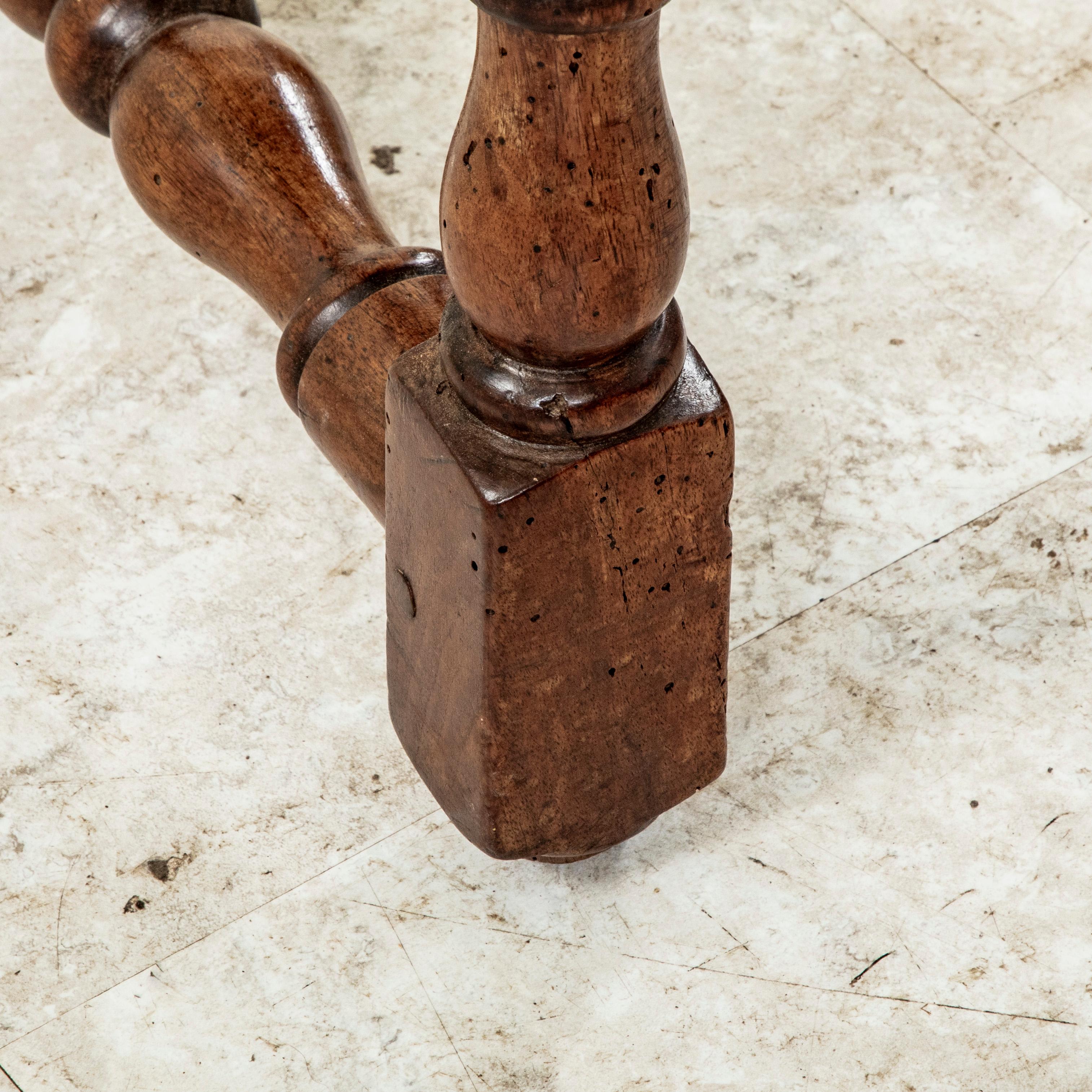 Scrivania o sedia laterale francese in noce intagliata a mano della fine del XVIII secolo con arazzo in vendita 9