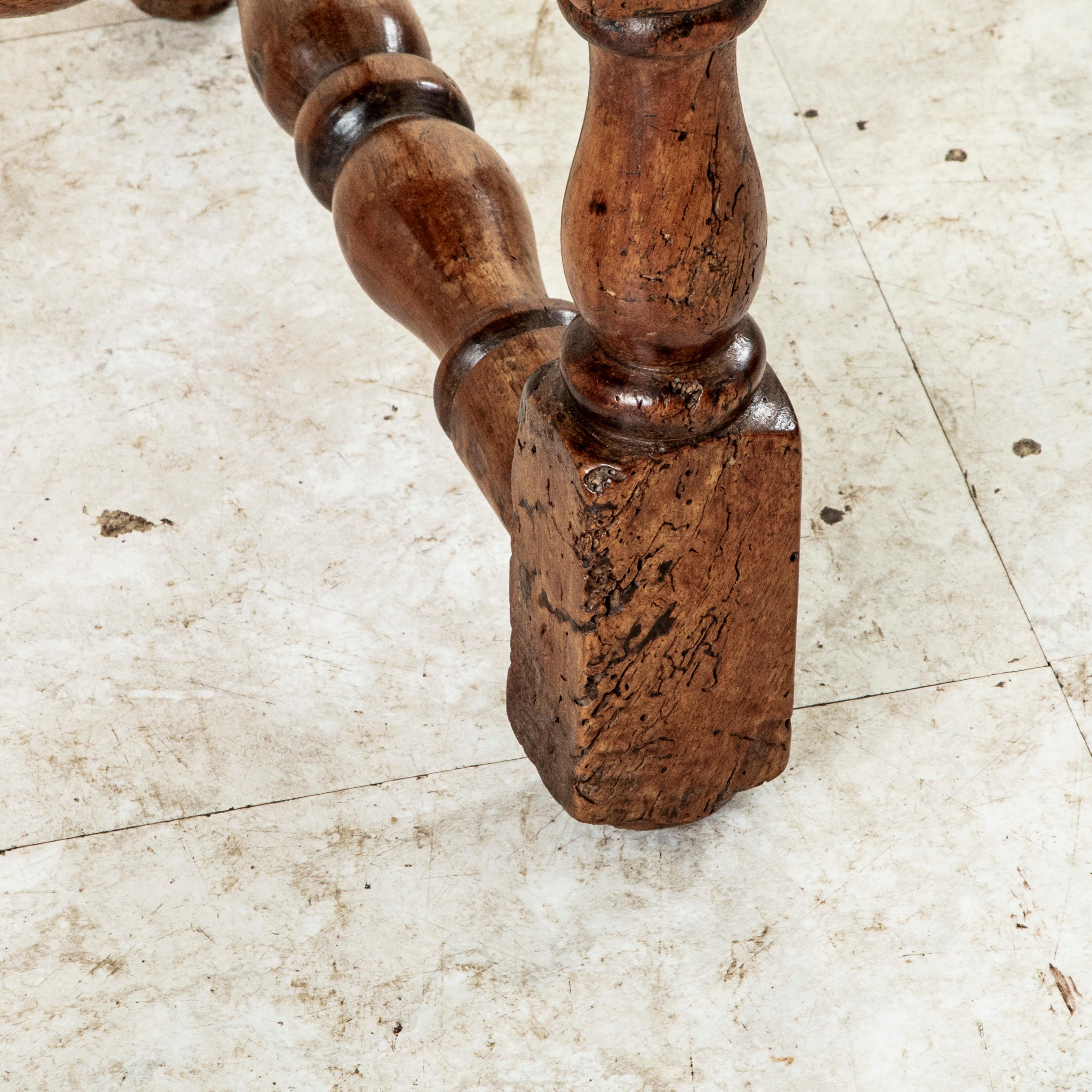 Scrivania o sedia laterale francese in noce intagliata a mano della fine del XVIII secolo con arazzo in vendita 10