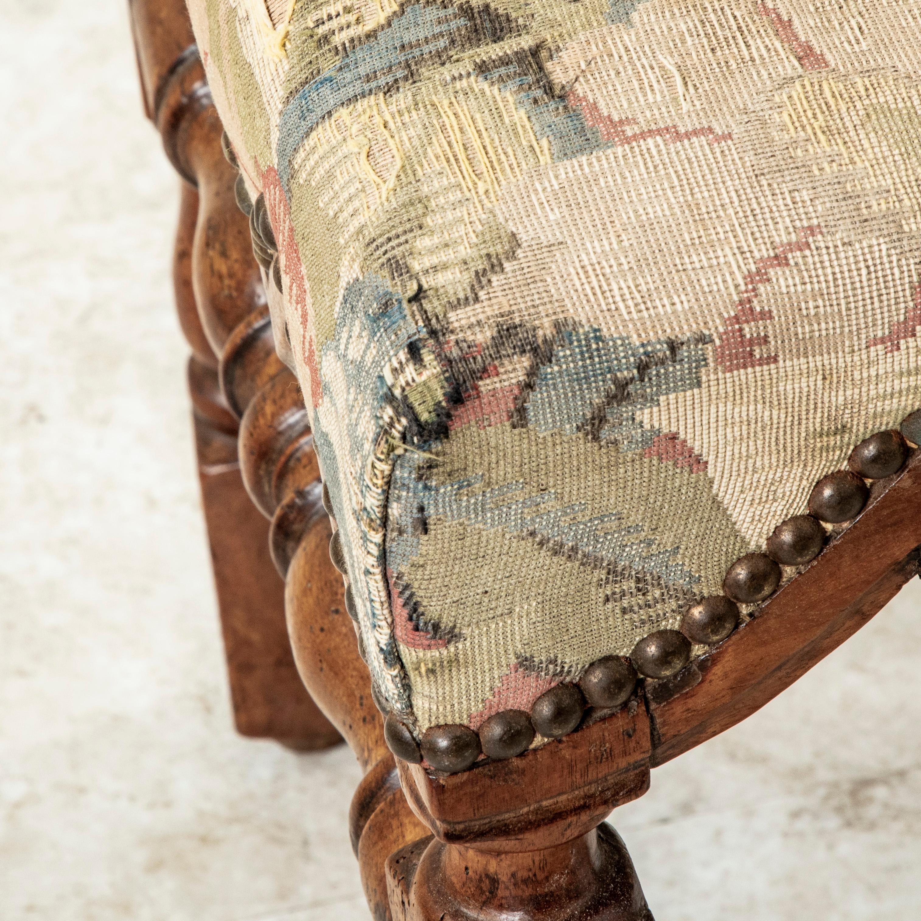 Scrivania o sedia laterale francese in noce intagliata a mano della fine del XVIII secolo con arazzo in vendita 11