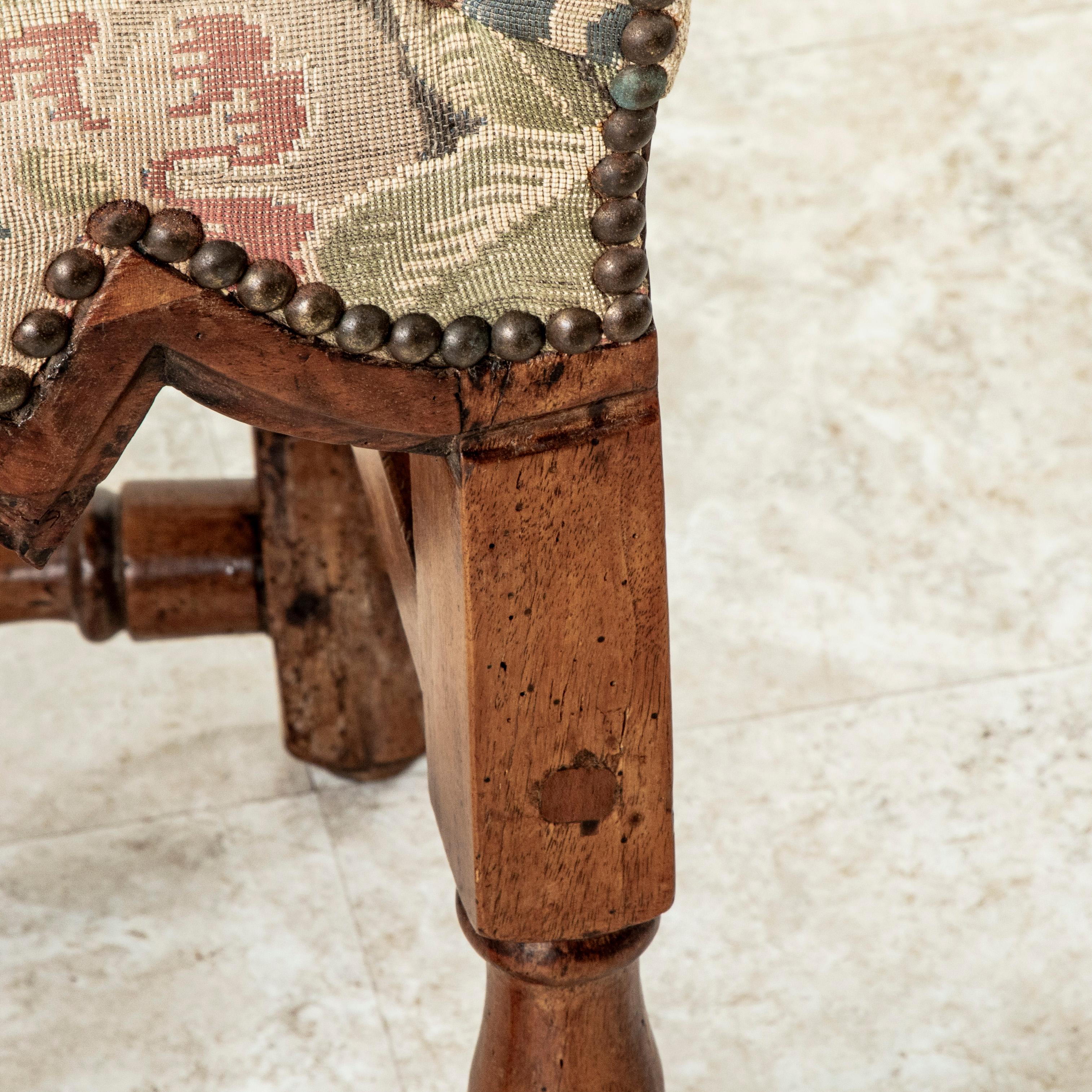 Scrivania o sedia laterale francese in noce intagliata a mano della fine del XVIII secolo con arazzo in vendita 12