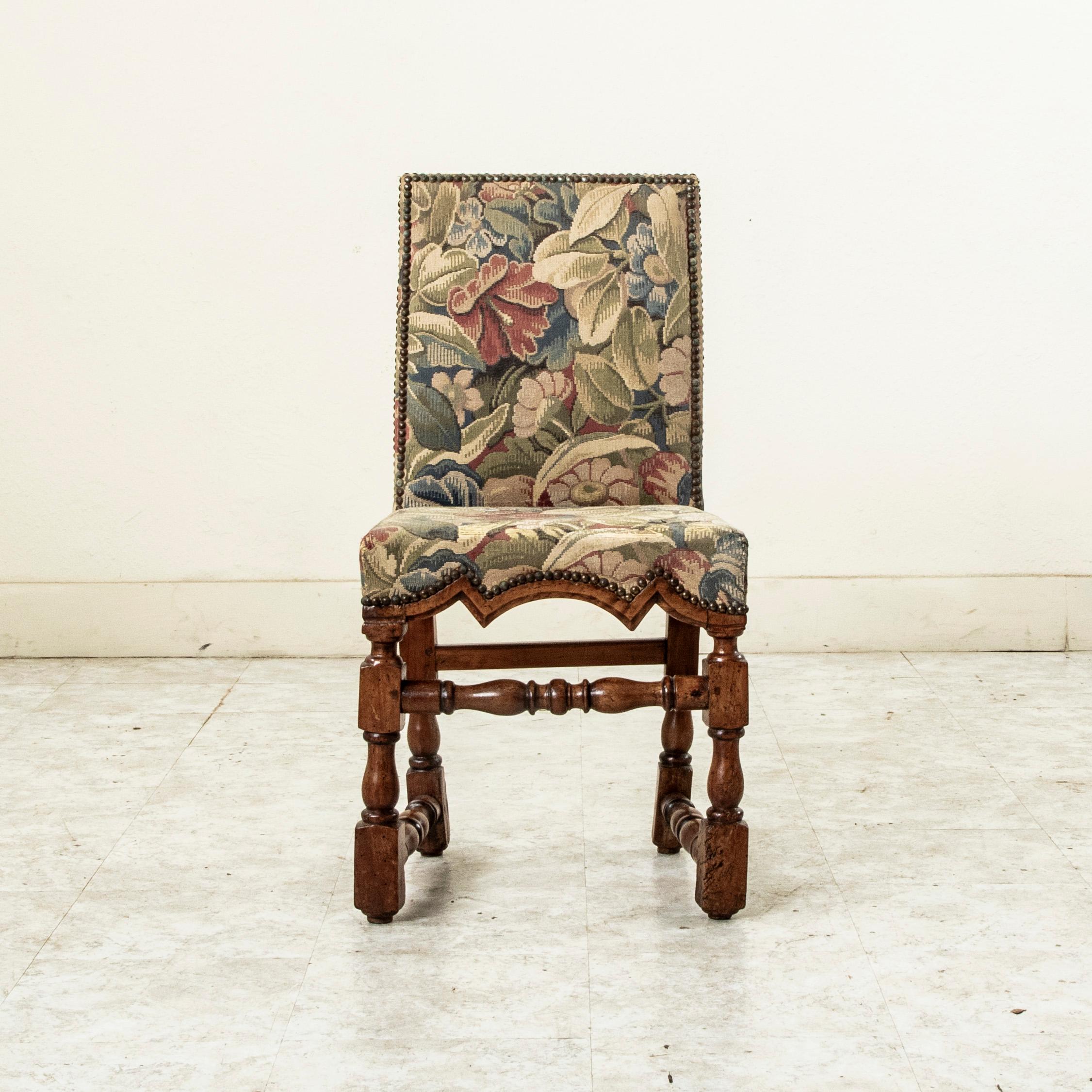 Francese Scrivania o sedia laterale francese in noce intagliata a mano della fine del XVIII secolo con arazzo in vendita
