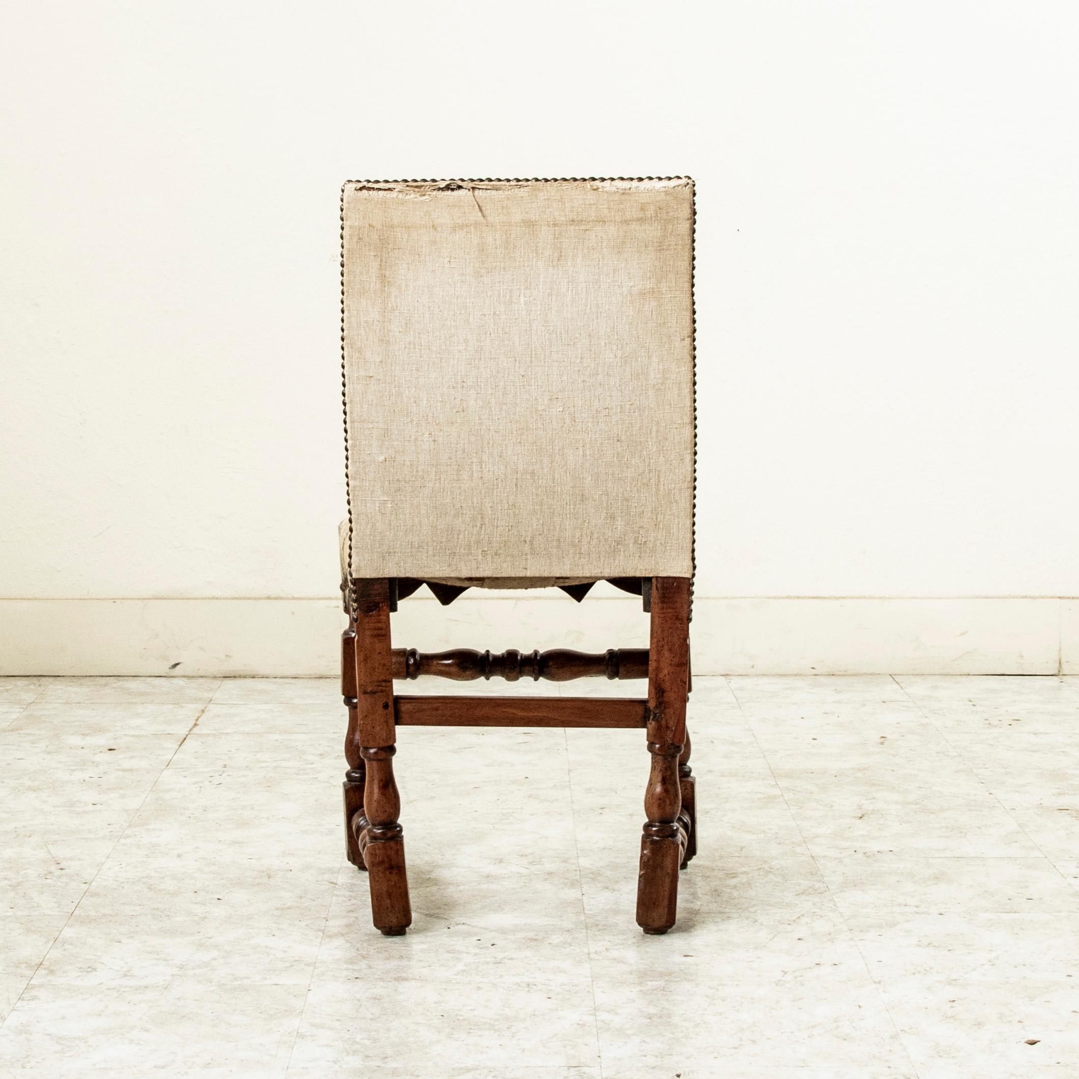 Scrivania o sedia laterale francese in noce intagliata a mano della fine del XVIII secolo con arazzo In condizioni buone in vendita a Fayetteville, AR