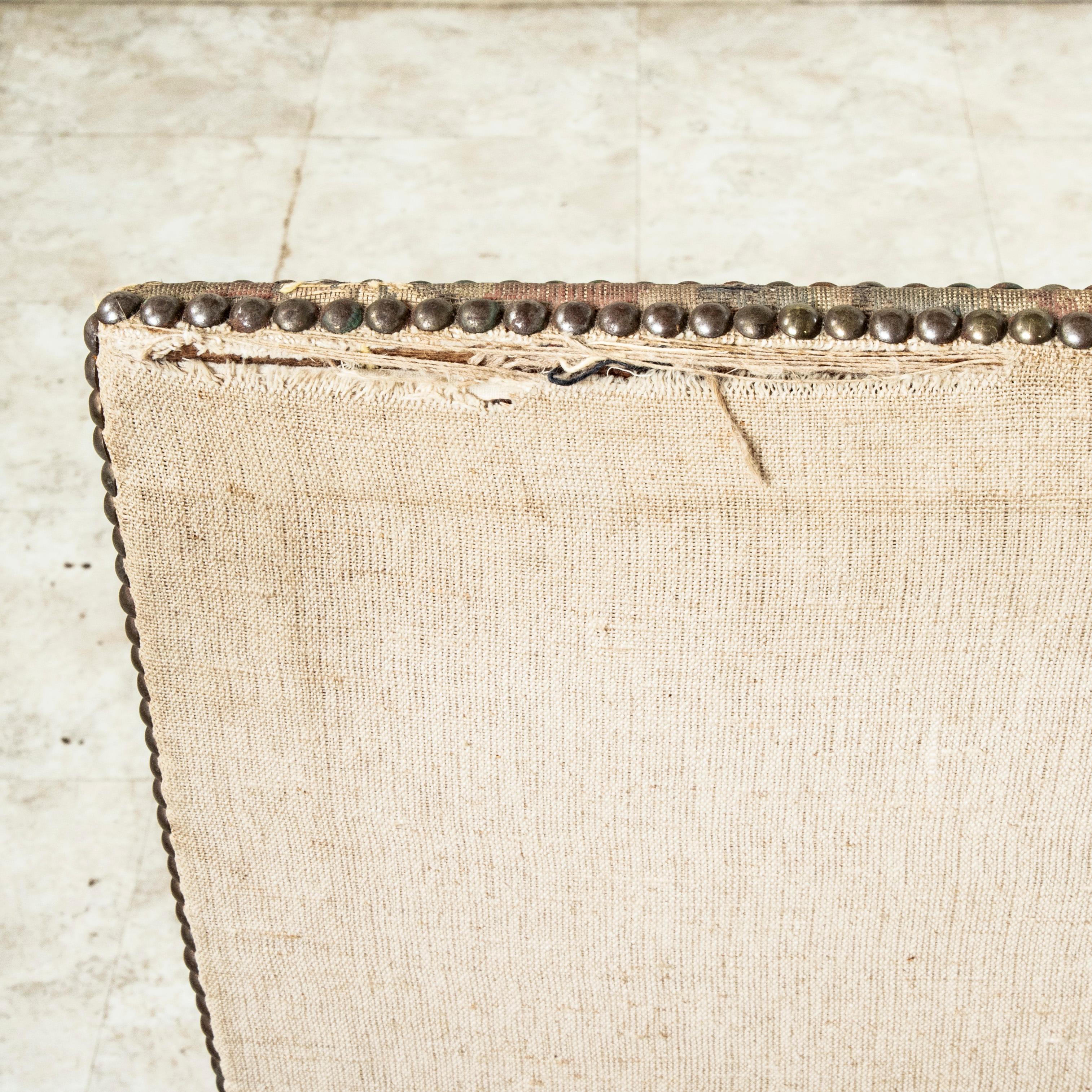 Scrivania o sedia laterale francese in noce intagliata a mano della fine del XVIII secolo con arazzo in vendita 1