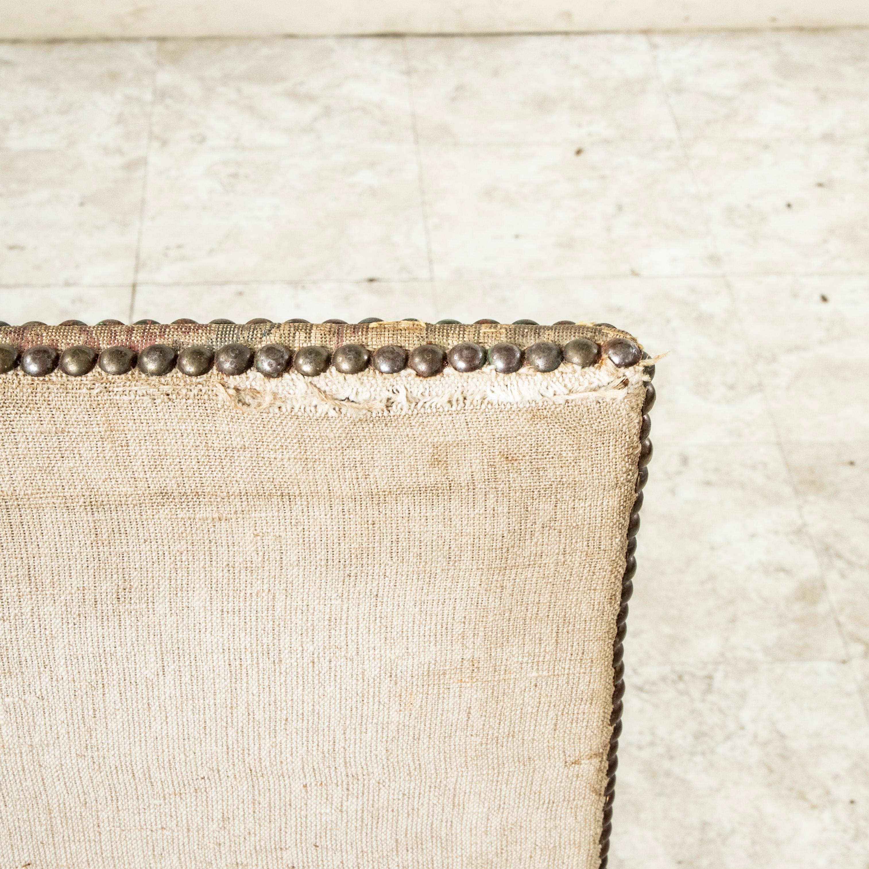 Scrivania o sedia laterale francese in noce intagliata a mano della fine del XVIII secolo con arazzo in vendita 2