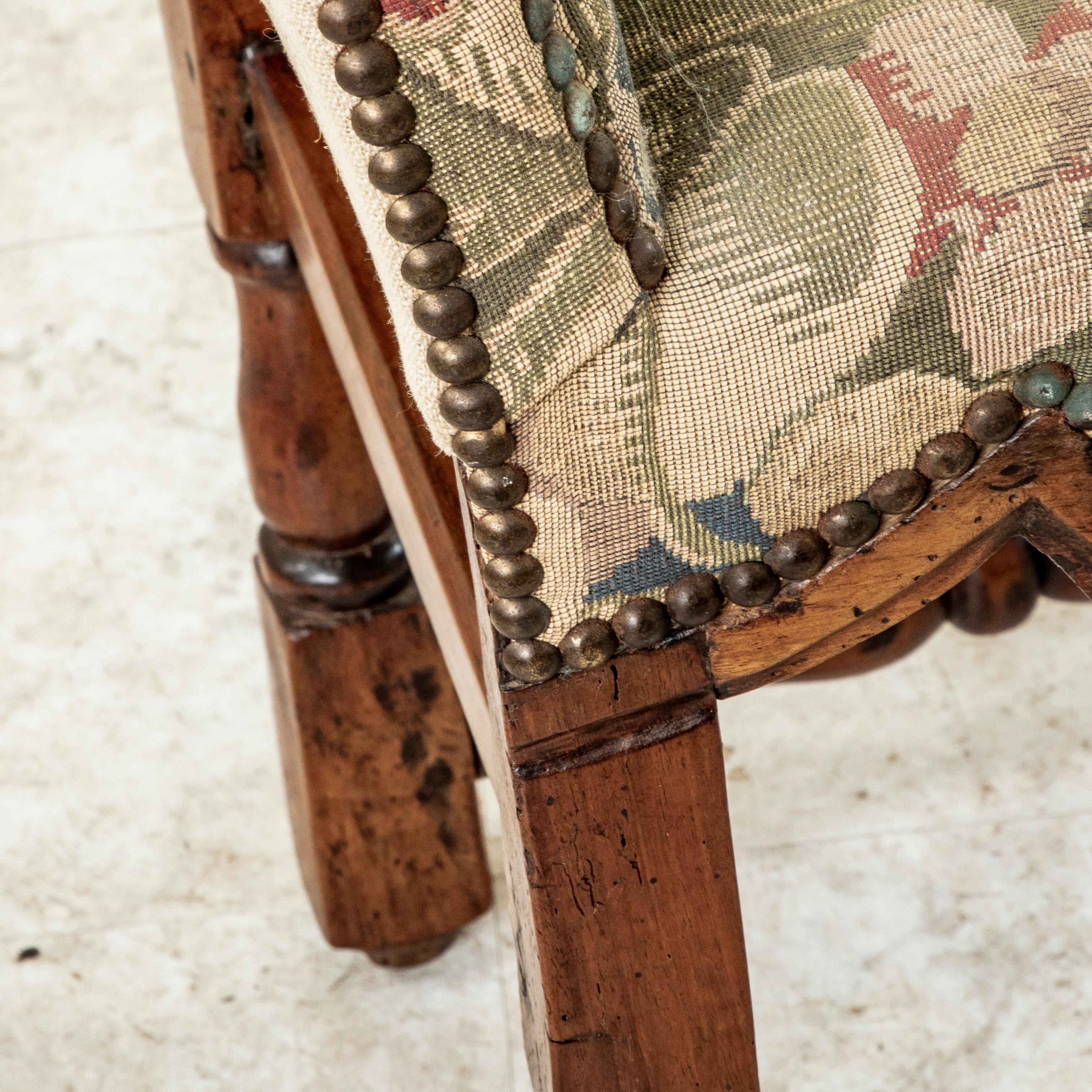 Scrivania o sedia laterale francese in noce intagliata a mano della fine del XVIII secolo con arazzo in vendita 3