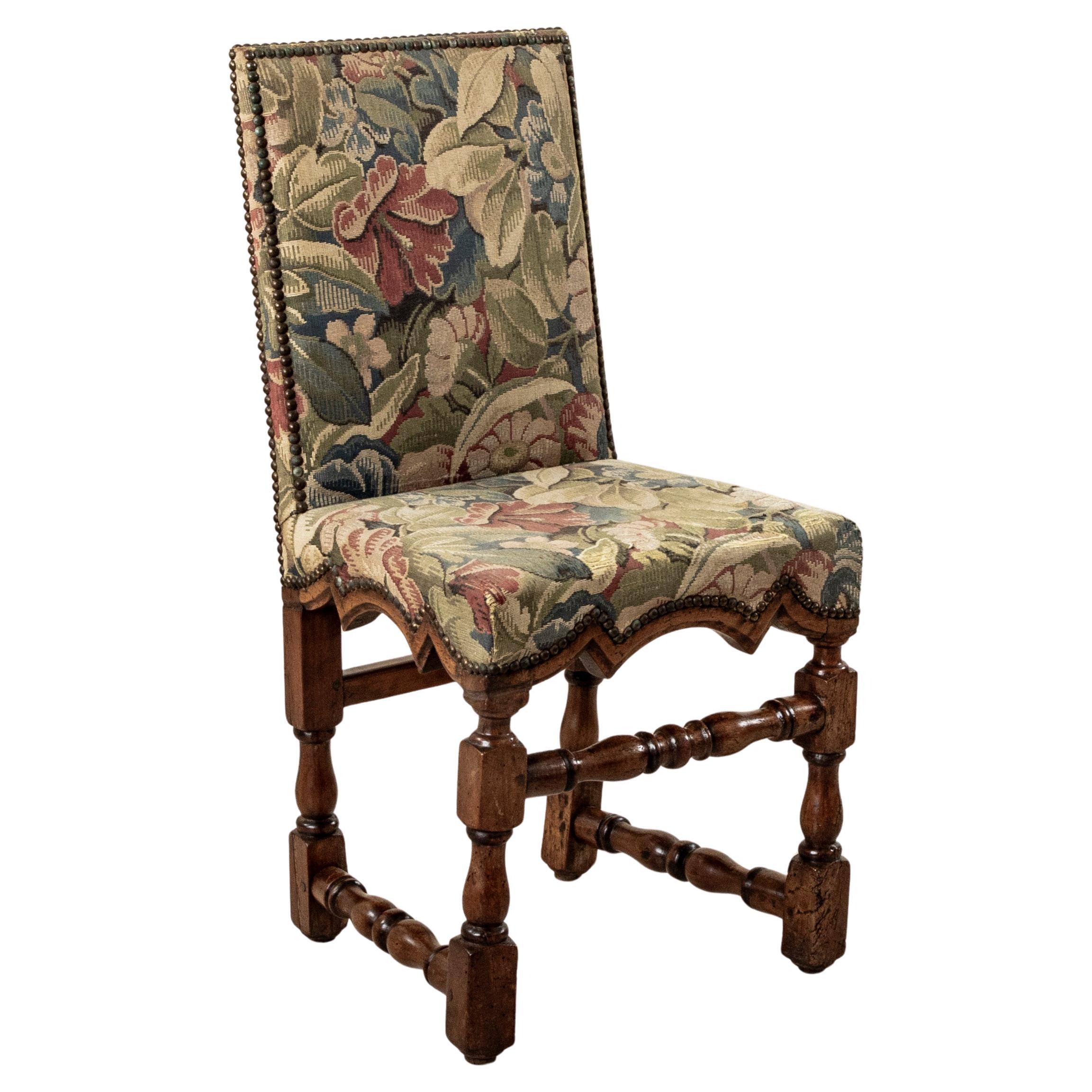 Scrivania o sedia laterale francese in noce intagliata a mano della fine del XVIII secolo con arazzo