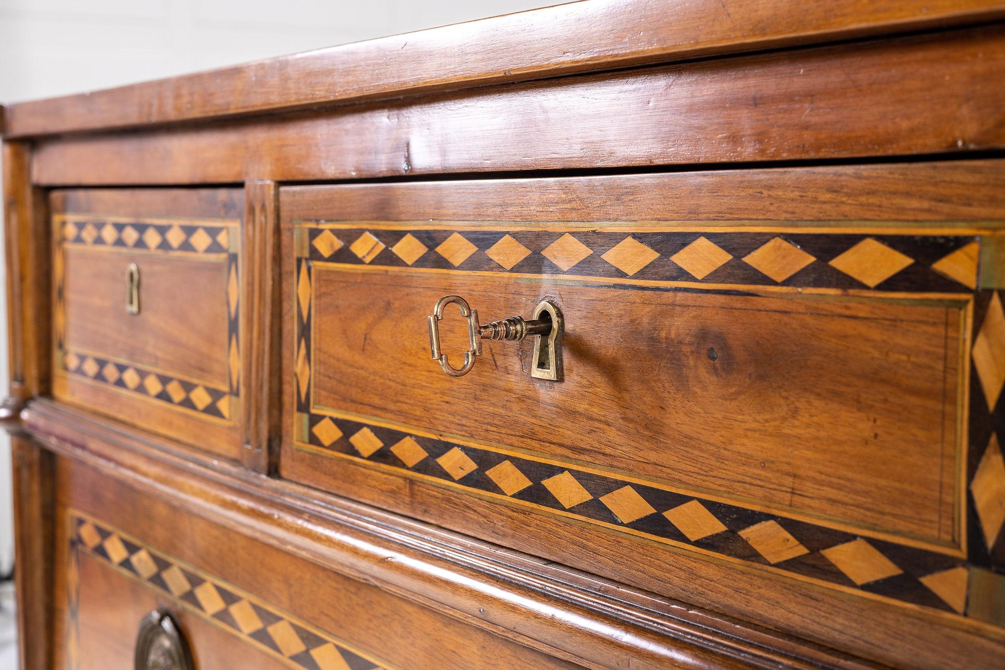 Late 18th Century French Inlaid Walnut Commode In Good Condition For Sale In Gloucestershire, GB