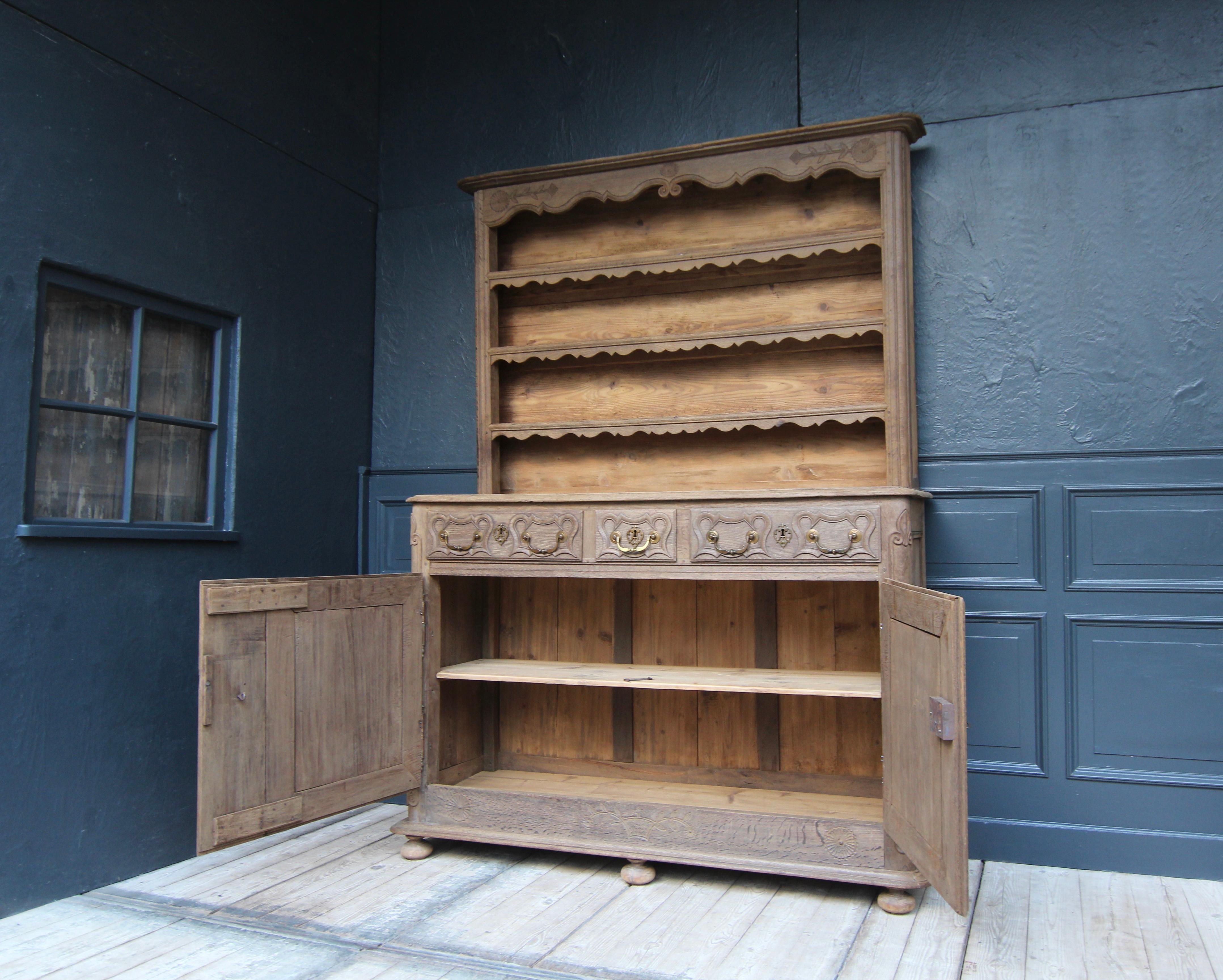 Late 18th Century French Lorraine Vaisselier Buffet Cabinet Made of Oak 14