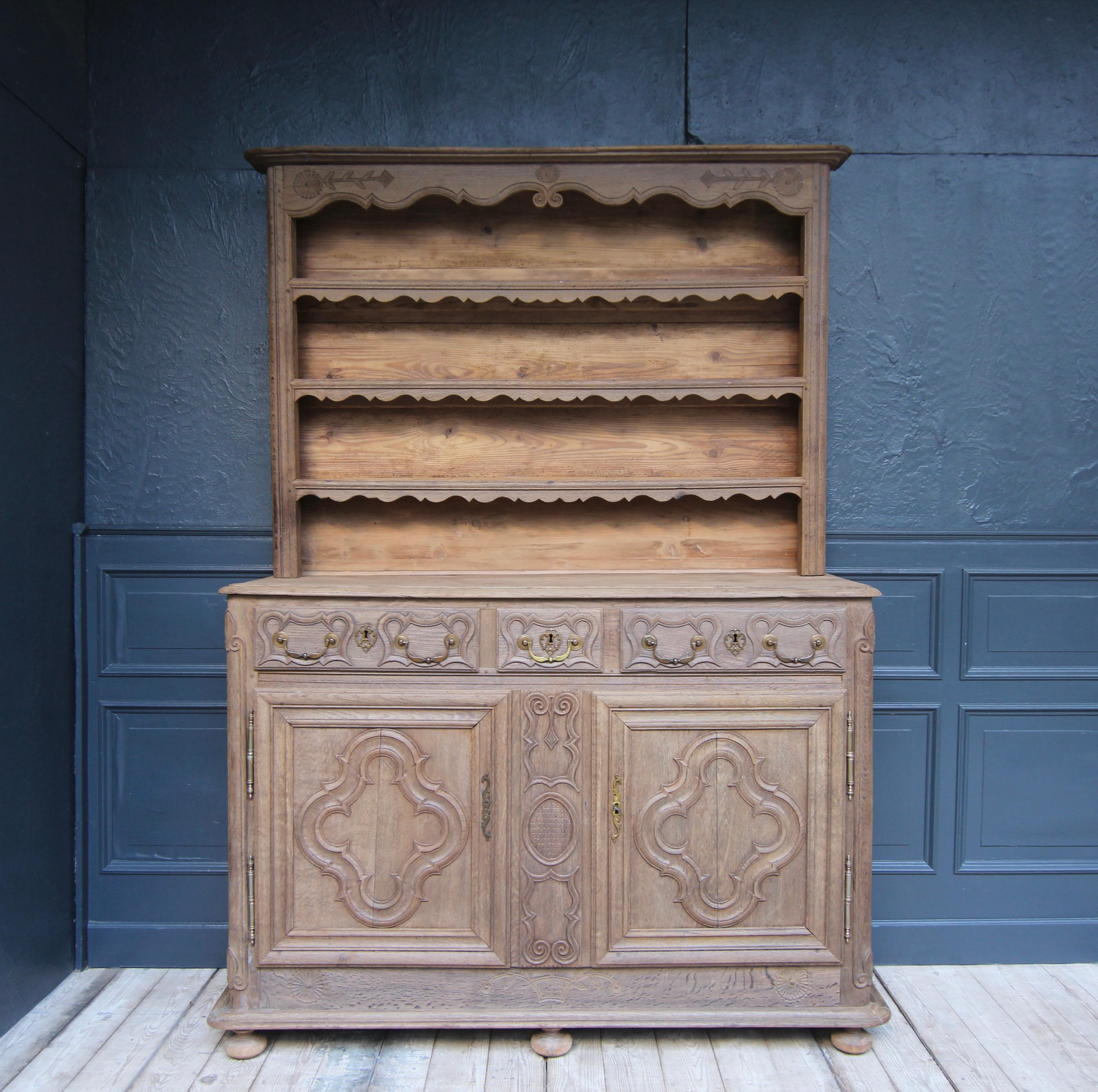 Hand-Carved Late 18th Century French Lorraine Vaisselier Buffet Cabinet Made of Oak