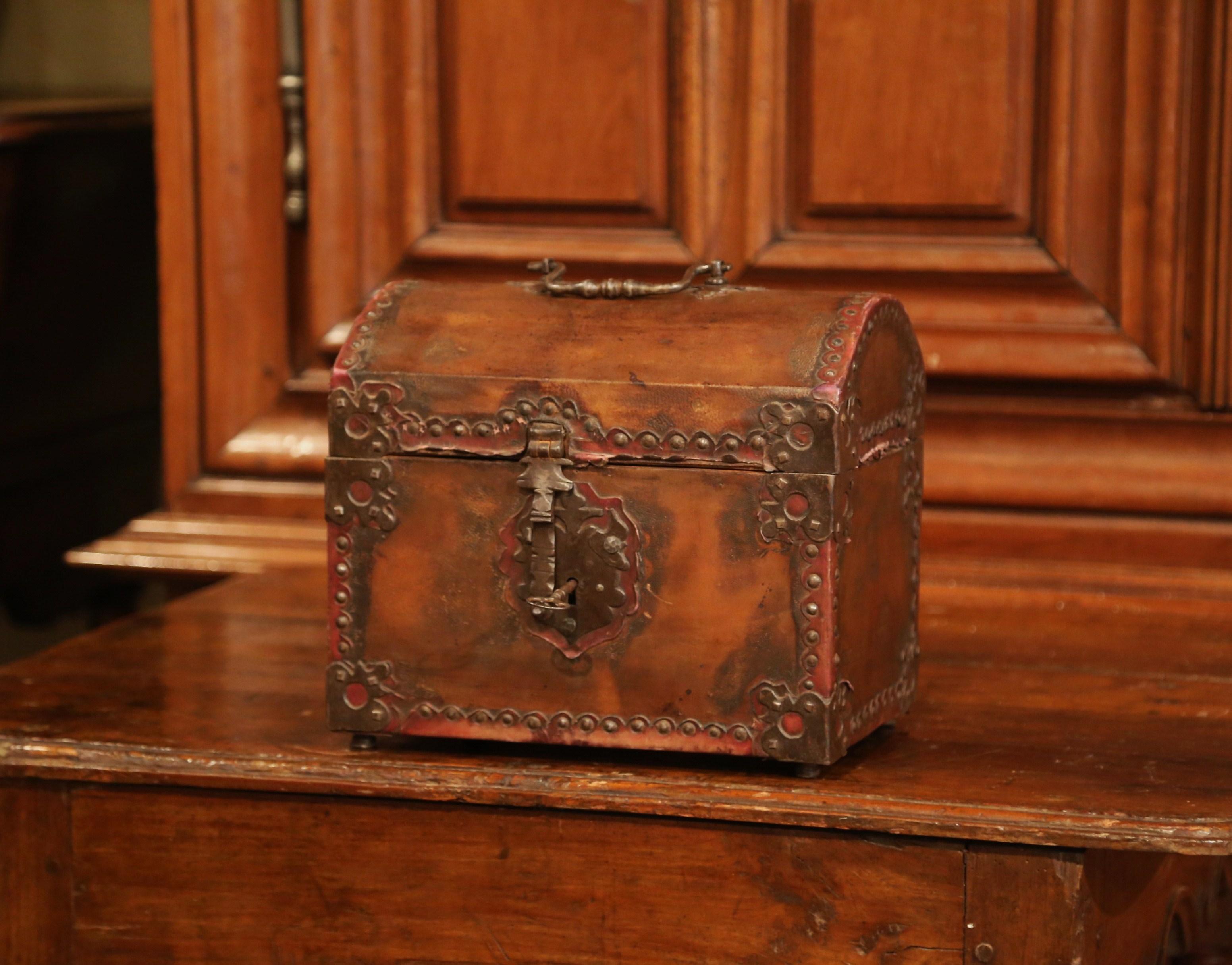 Late 18th Century French Louis XIII Wood and Leather Decorative Box Trunk Safe In Excellent Condition In Dallas, TX