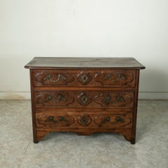 Commode o cassapanca in noce intagliata a mano in stile Luigi XIV della fine del XVIII secolo