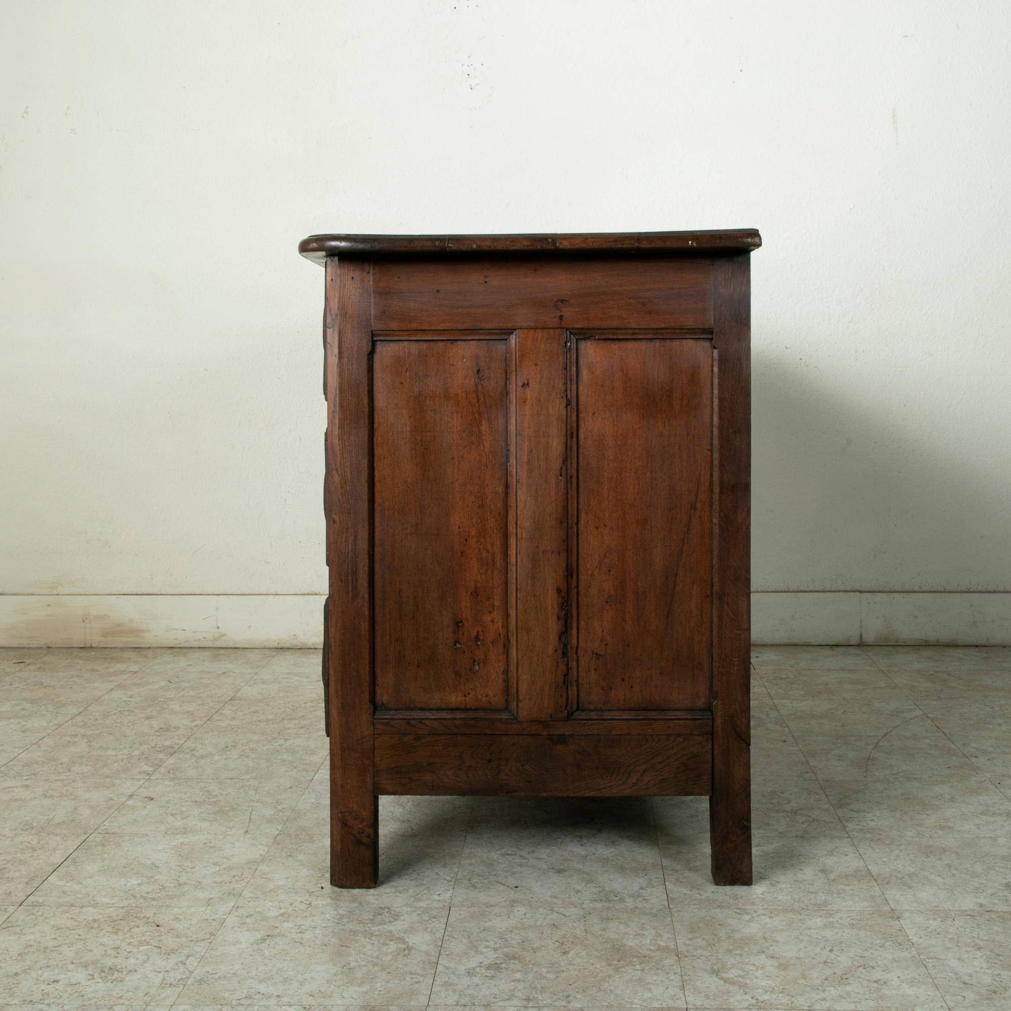 Intagliato a mano Commode o cassapanca in noce intagliata a mano in stile Luigi XIV della fine del XVIII secolo in vendita