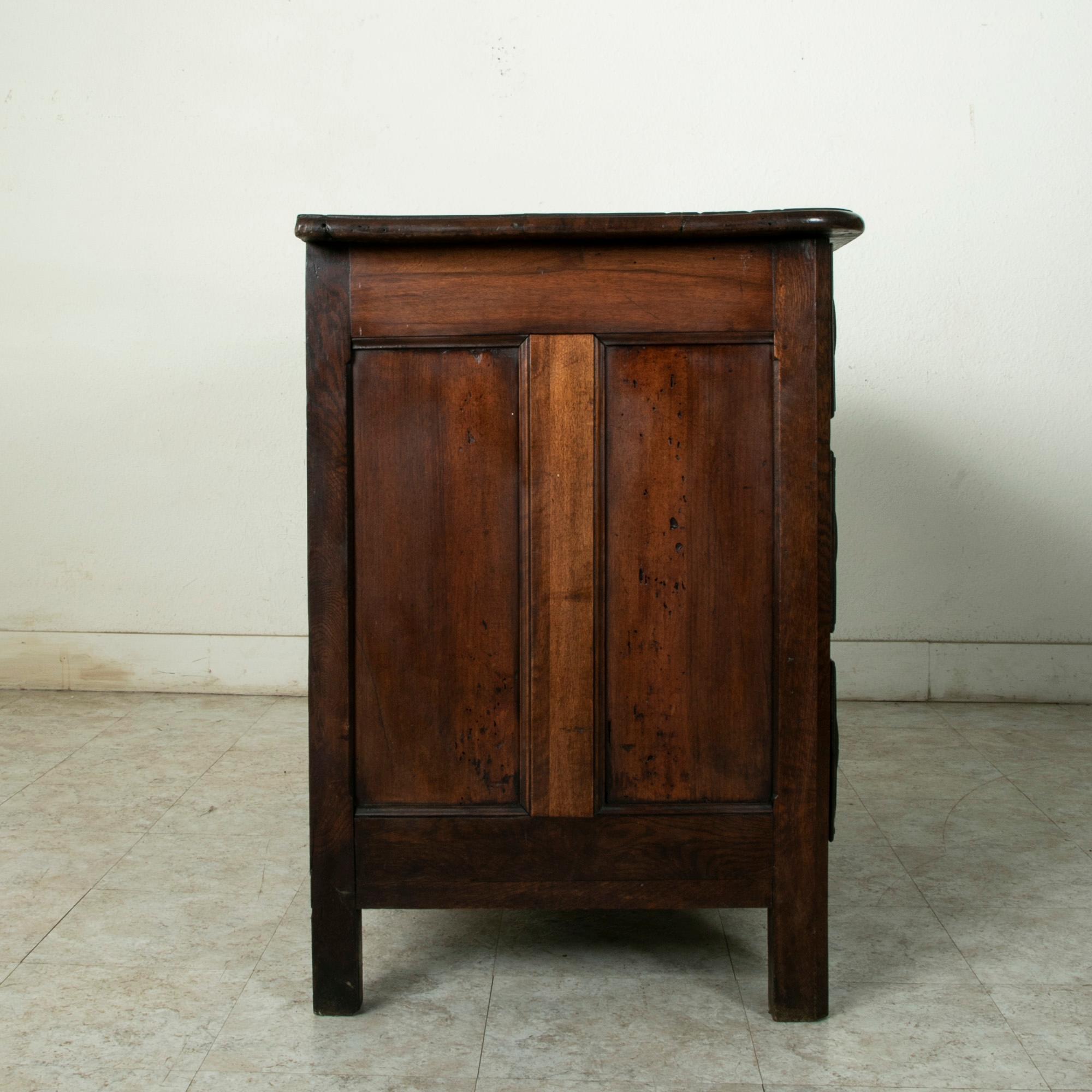Bronzo Commode o cassapanca in noce intagliata a mano in stile Luigi XIV della fine del XVIII secolo in vendita