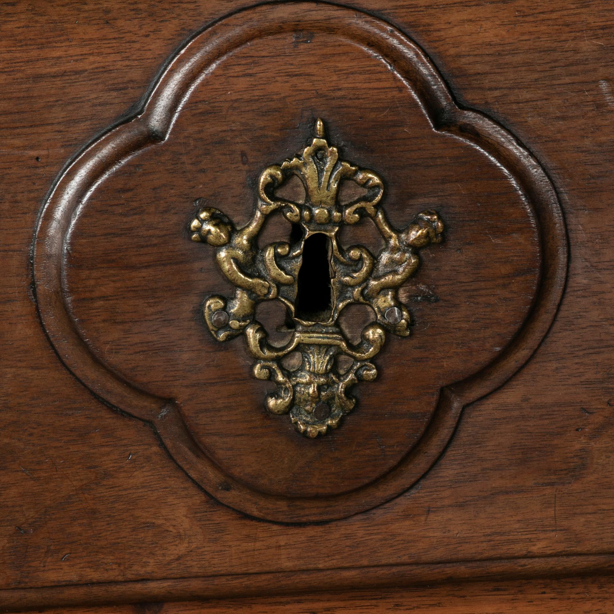 Spätes 18. Jahrhundert Französisch Louis XIV Stil Hand geschnitzt Nussbaum Kommode oder Brust (Bronze) im Angebot